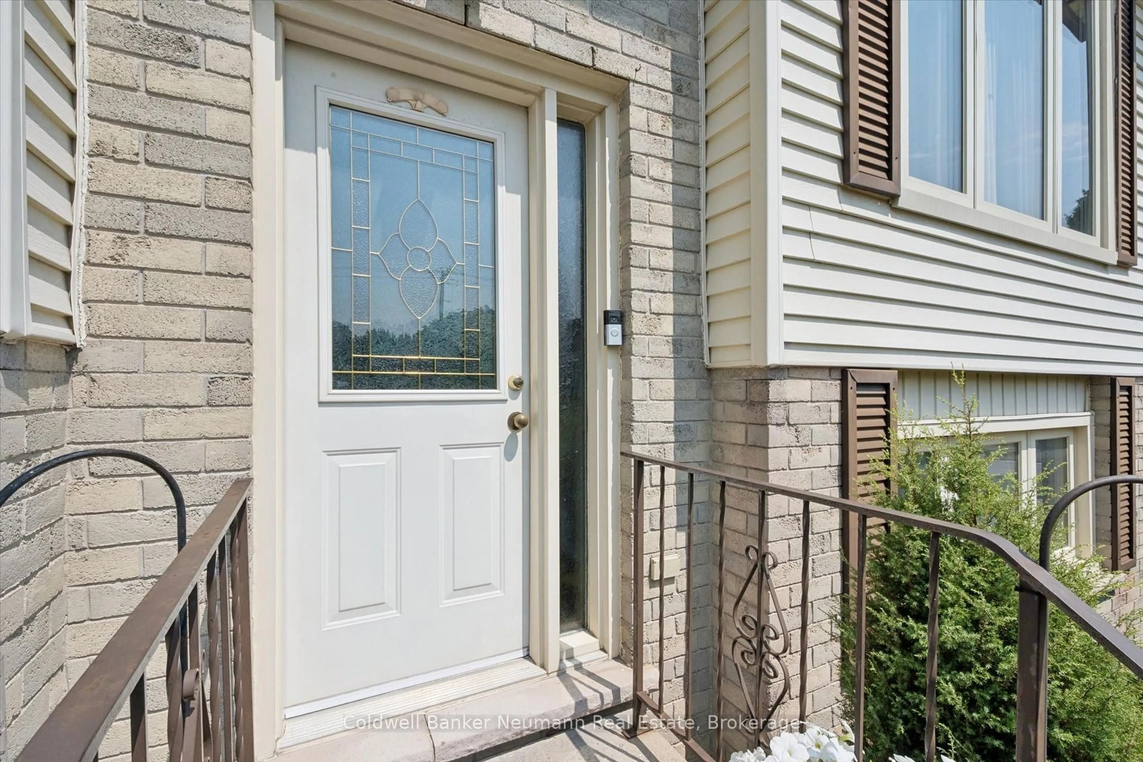 Indoor entryway for 392 Imperial Rd, Guelph Ontario N1K 1K3