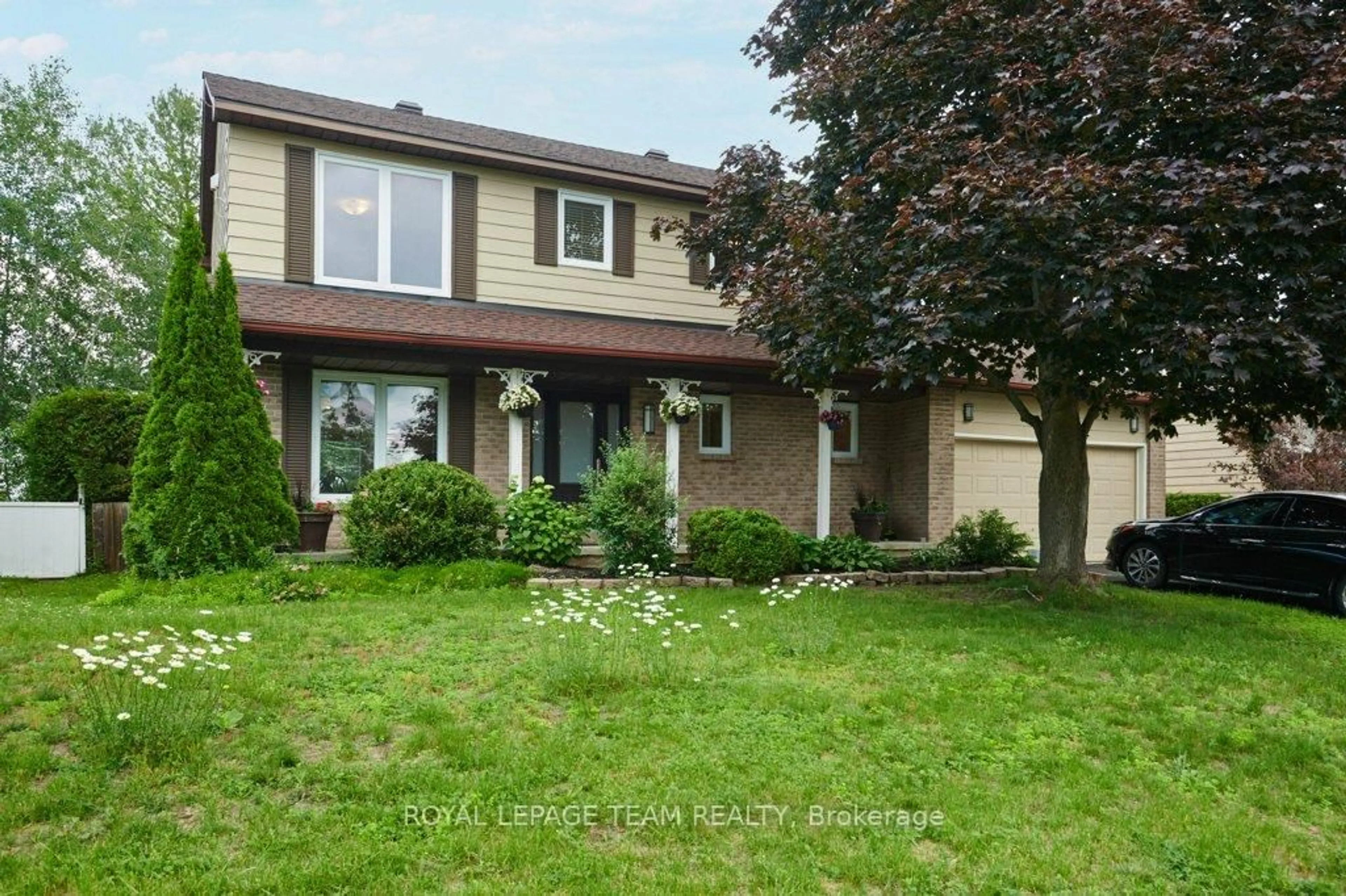 Home with vinyl exterior material, street for 332 Liard St, Ottawa Ontario K2S 1J8