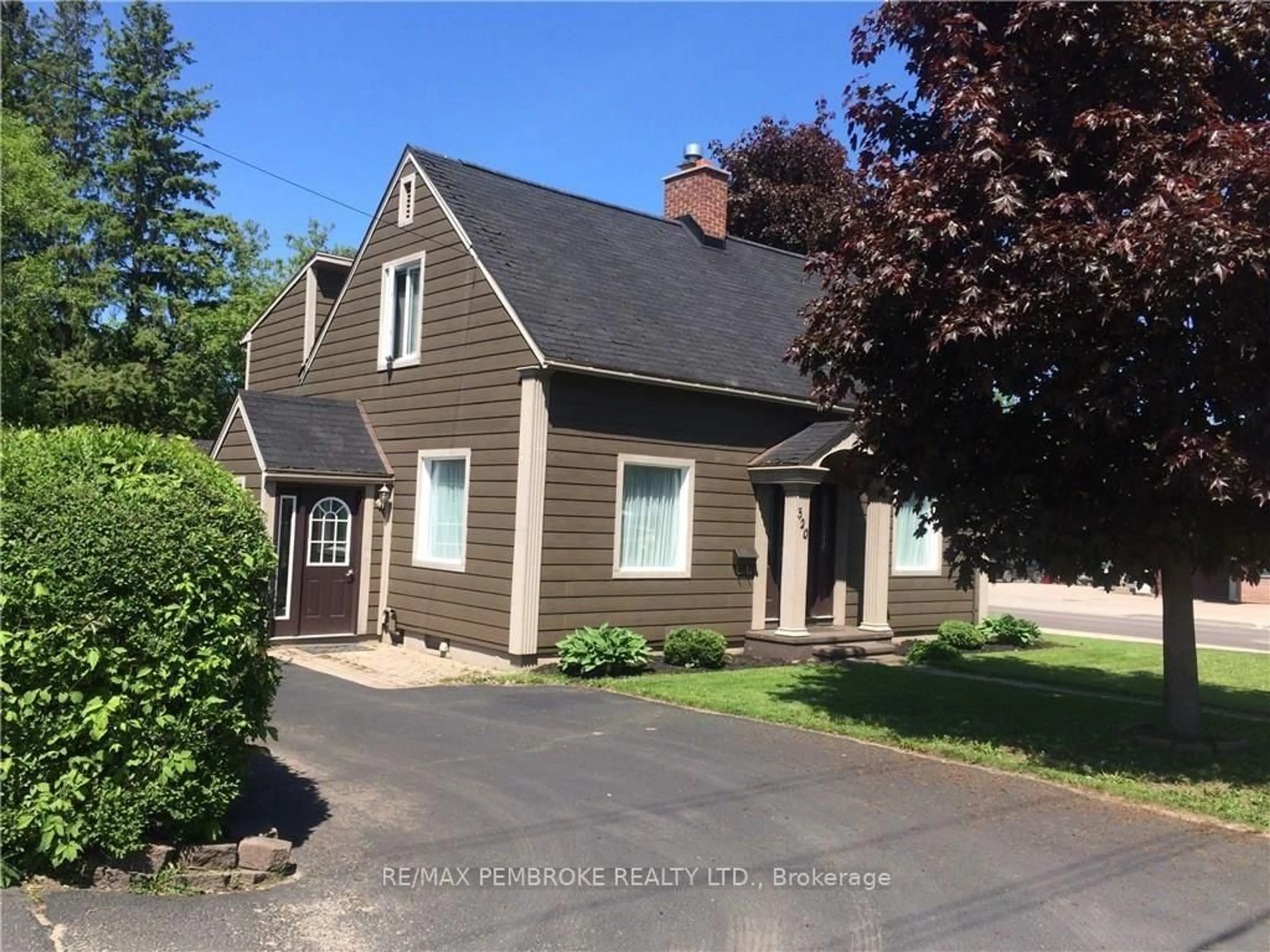 A pic from outside/outdoor area/front of a property/back of a property/a pic from drone, street for 320 Mackay St, Pembroke Ontario K8A 1C7