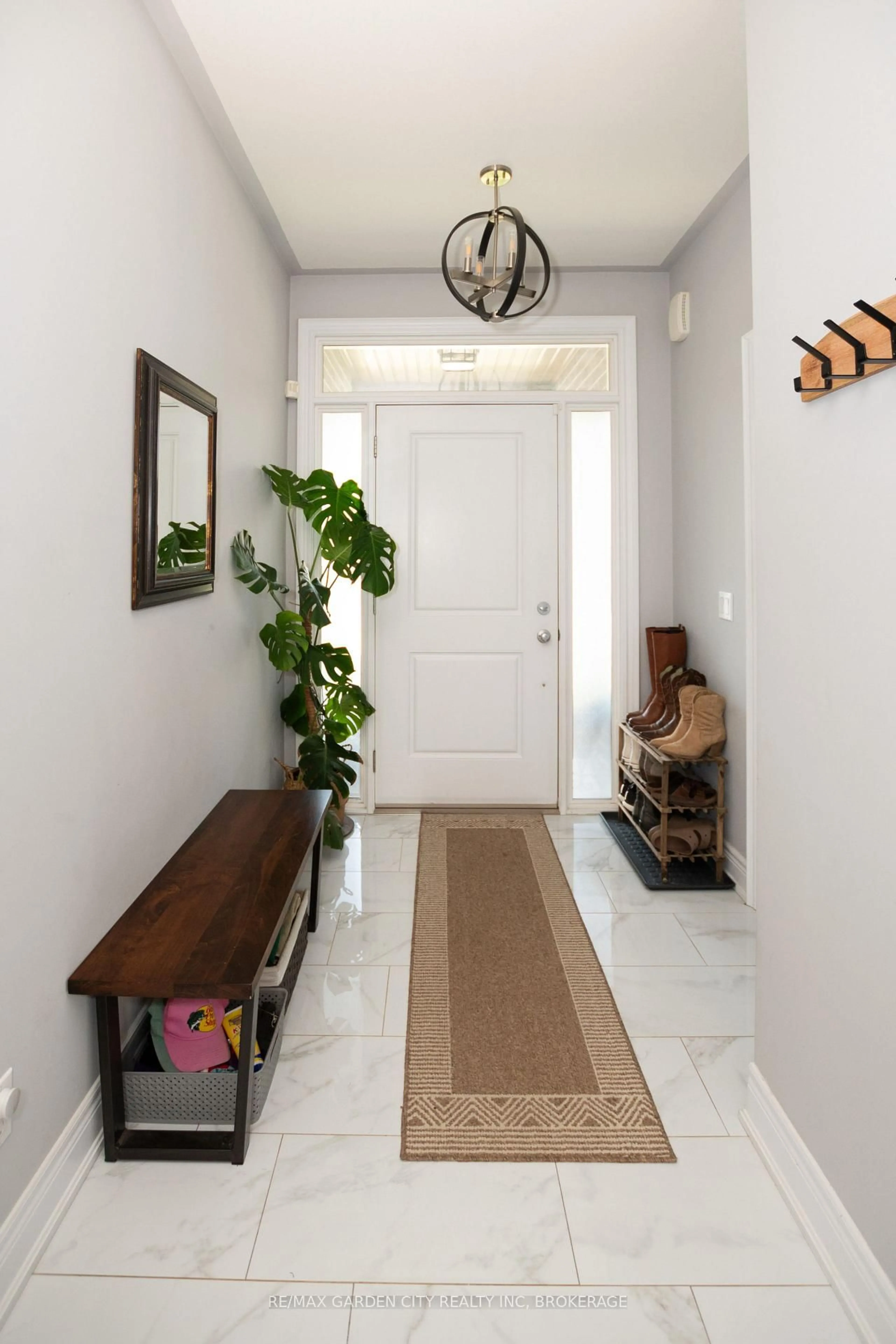Indoor entryway for 4073 Village Creek Dr, Fort Erie Ontario L0S 1S0