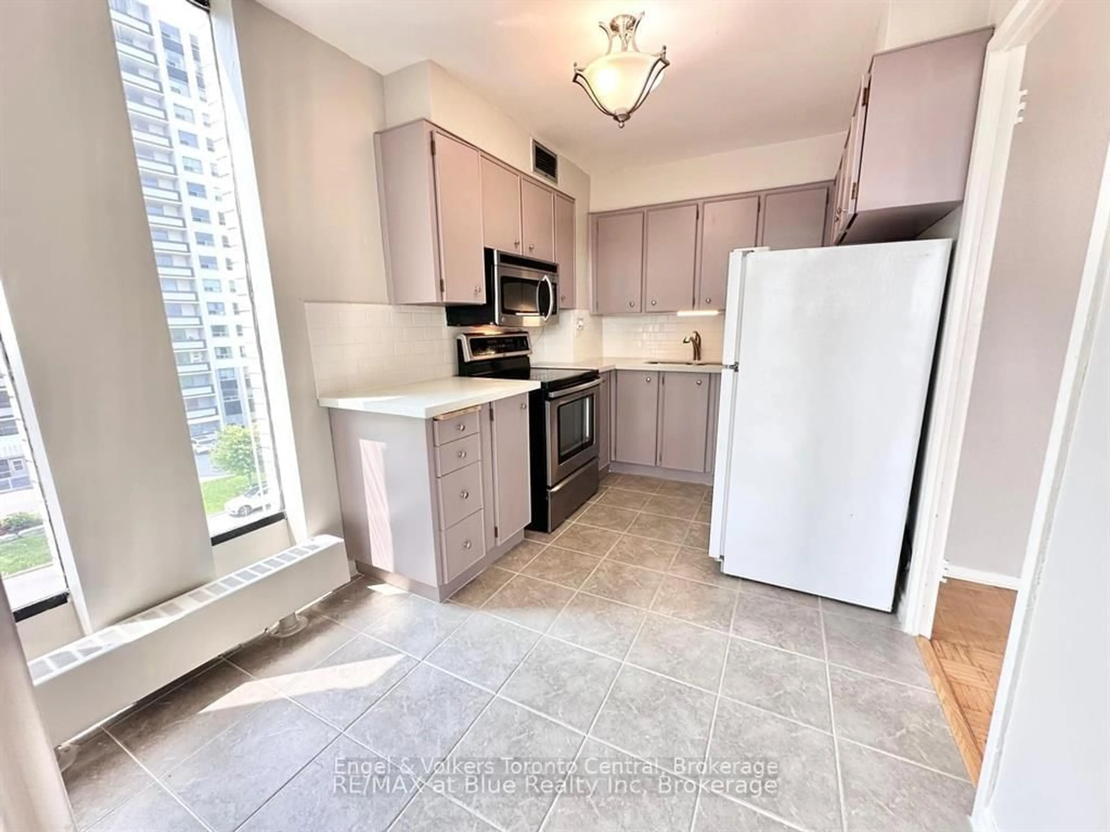 Standard kitchen, ceramic/tile floor for 15 Towering Heights Blvd #502, St. Catharines Ontario L2T 3G7