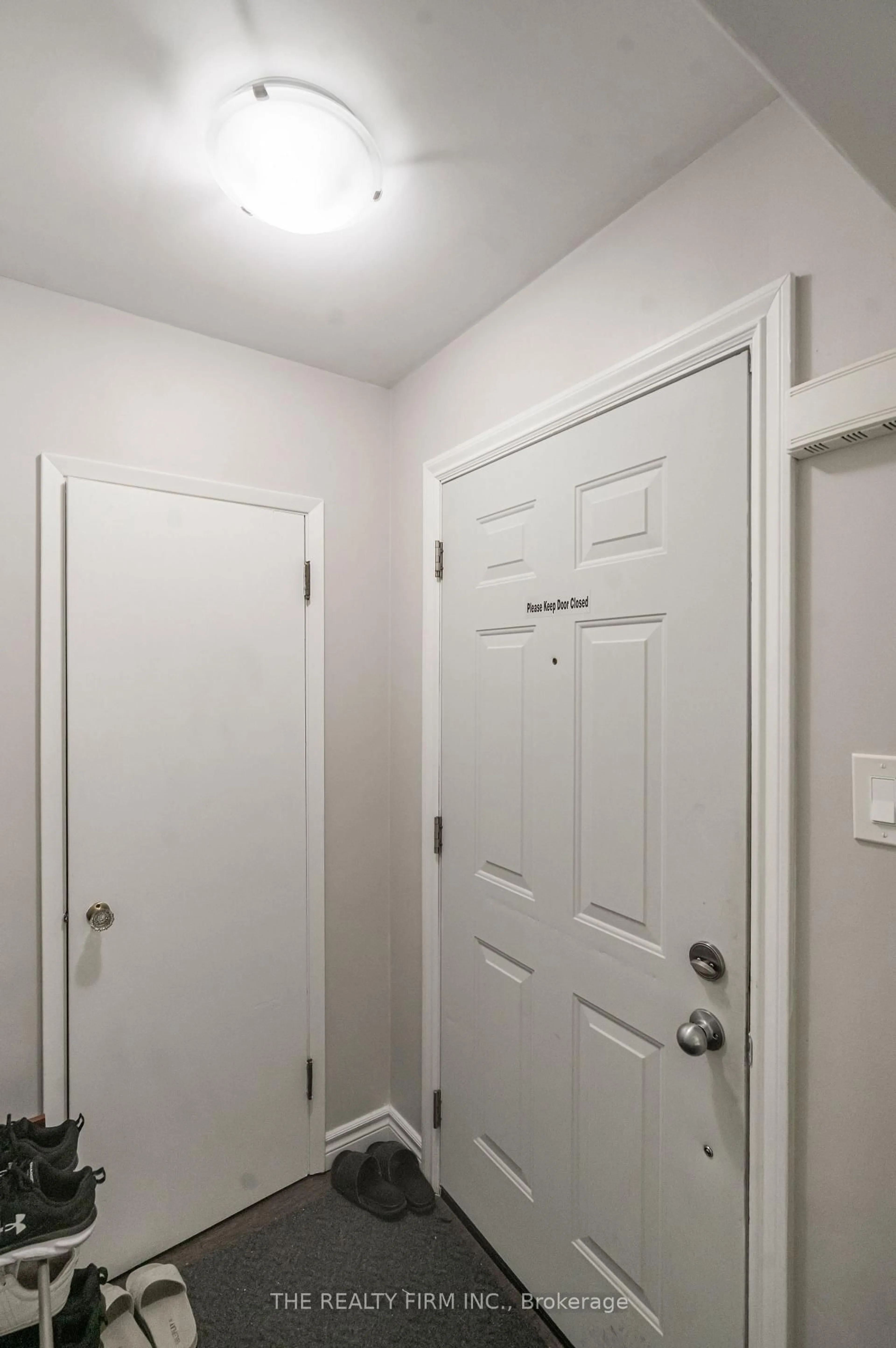 Indoor entryway for 348 Winnipeg Blvd, London East Ontario N5W 4V2