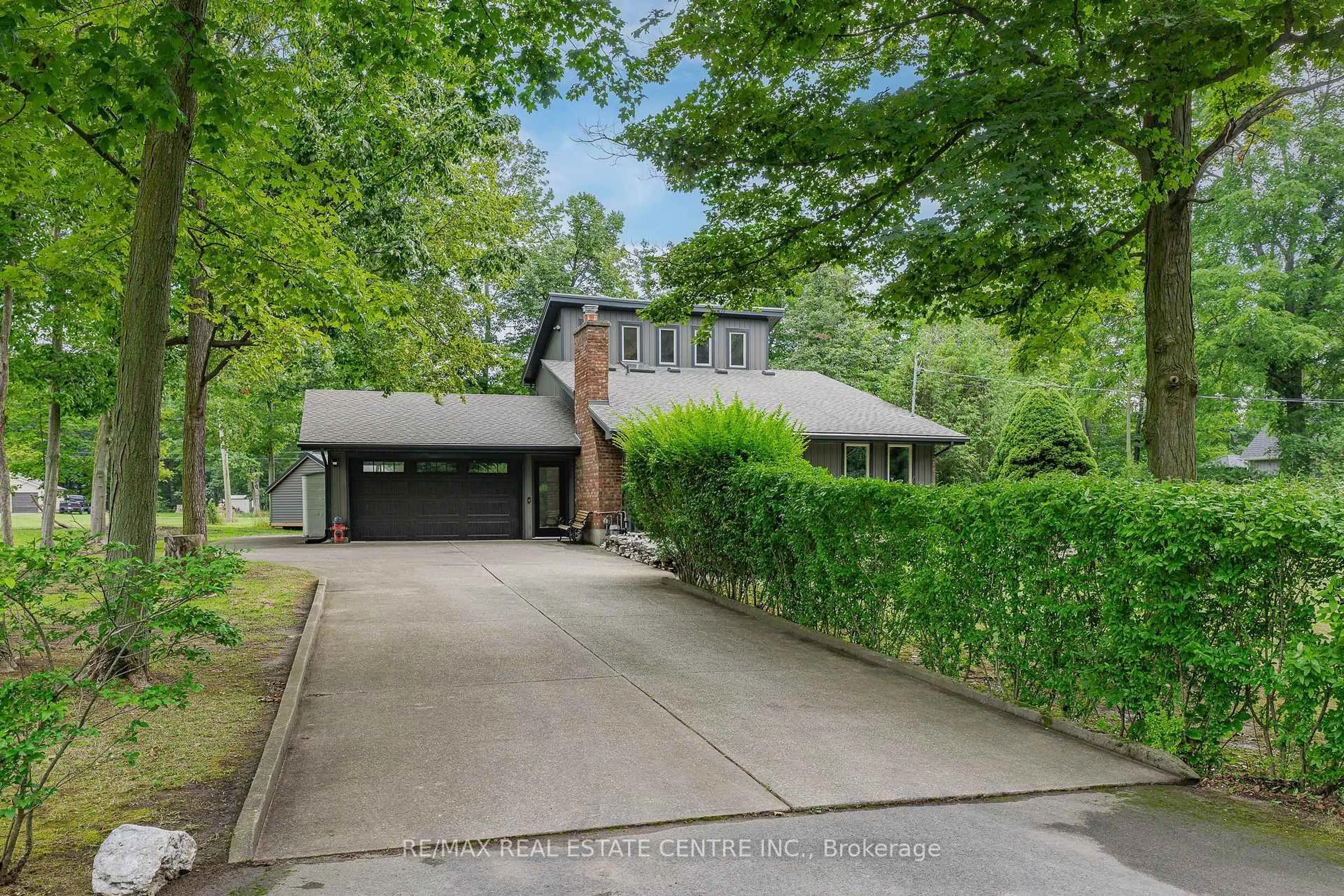 A pic from outside/outdoor area/front of a property/back of a property/a pic from drone, street for 4905 Mapleview Cres, Port Colborne Ontario L0S 1R0