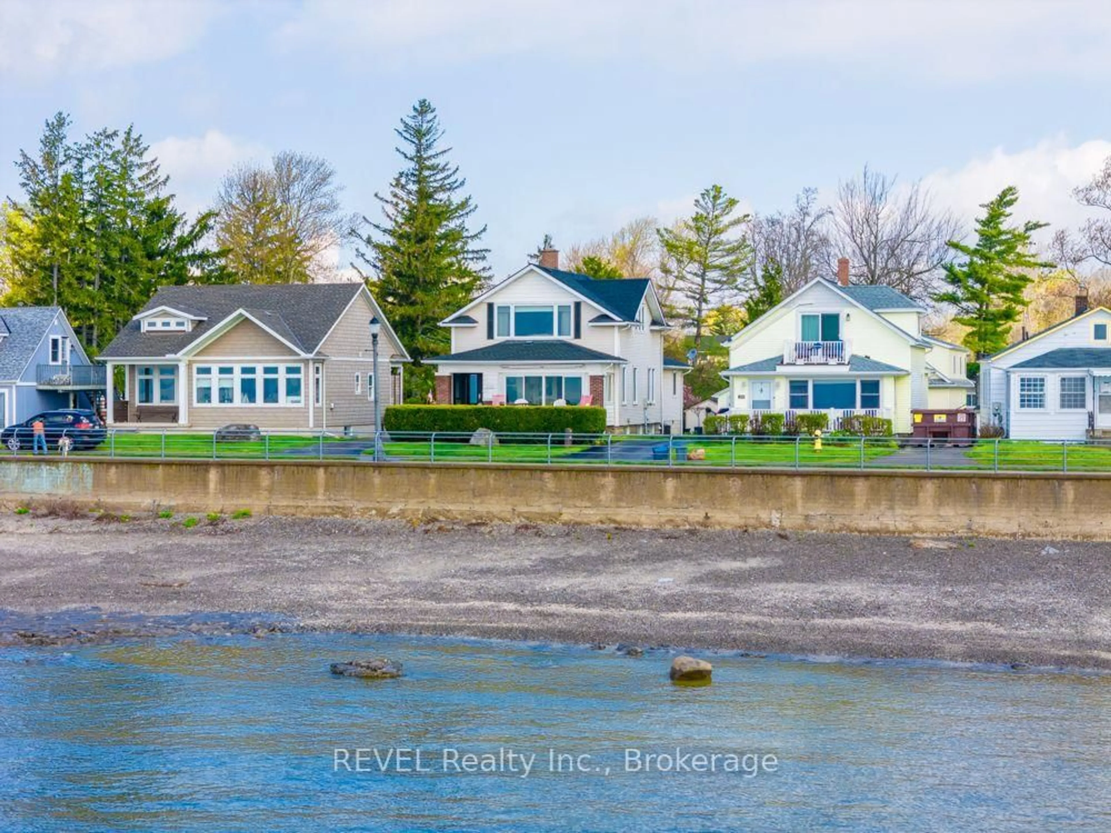 A pic from outside/outdoor area/front of a property/back of a property/a pic from drone, water/lake/river/ocean view for 550 Lakeshore Rd, Fort Erie Ontario L2A 1B5