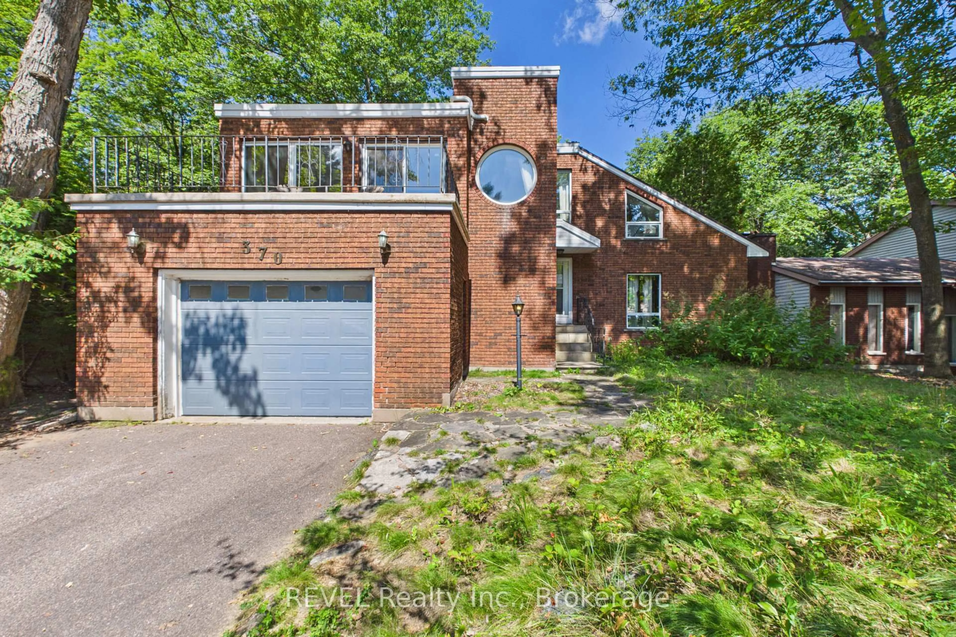 Home with brick exterior material, street for 370 Segwun Blvd, Gravenhurst Ontario P1P 1C5