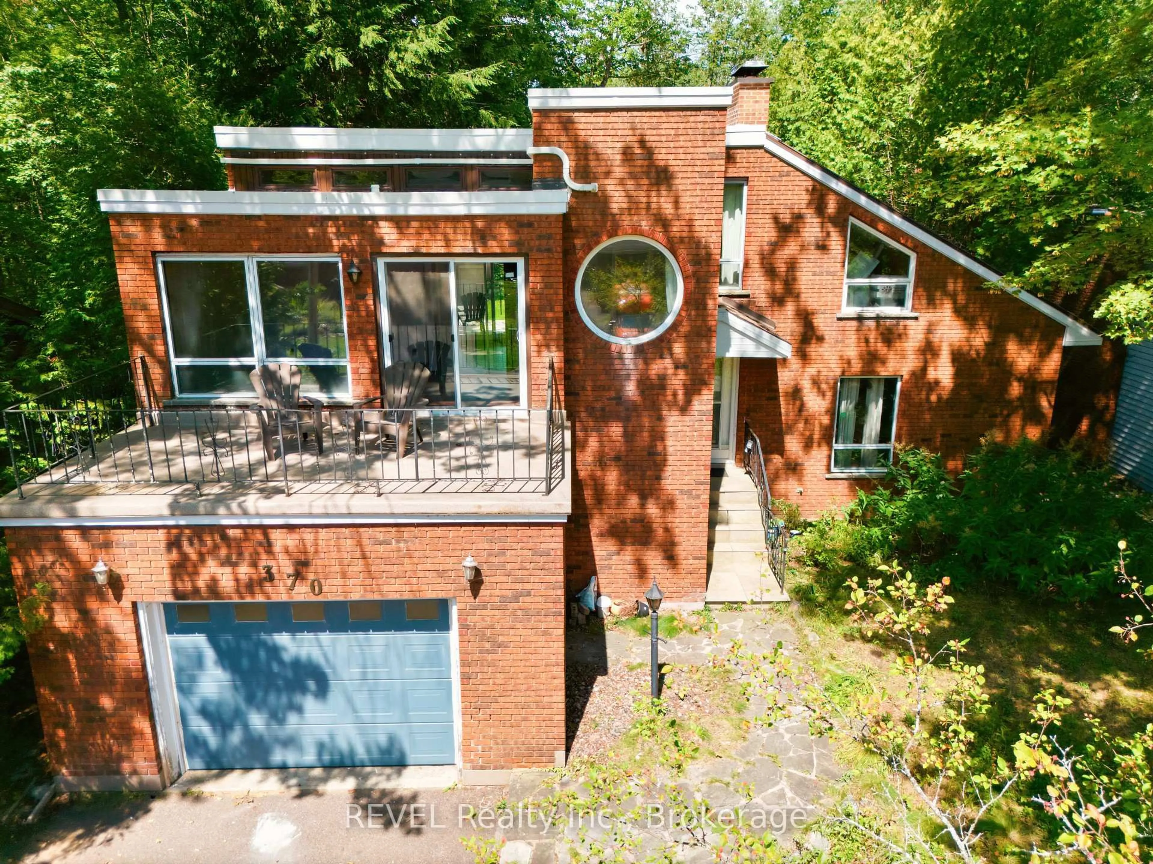 A pic from outside/outdoor area/front of a property/back of a property/a pic from drone, unknown for 370 Segwun Blvd, Gravenhurst Ontario P1P 1C5