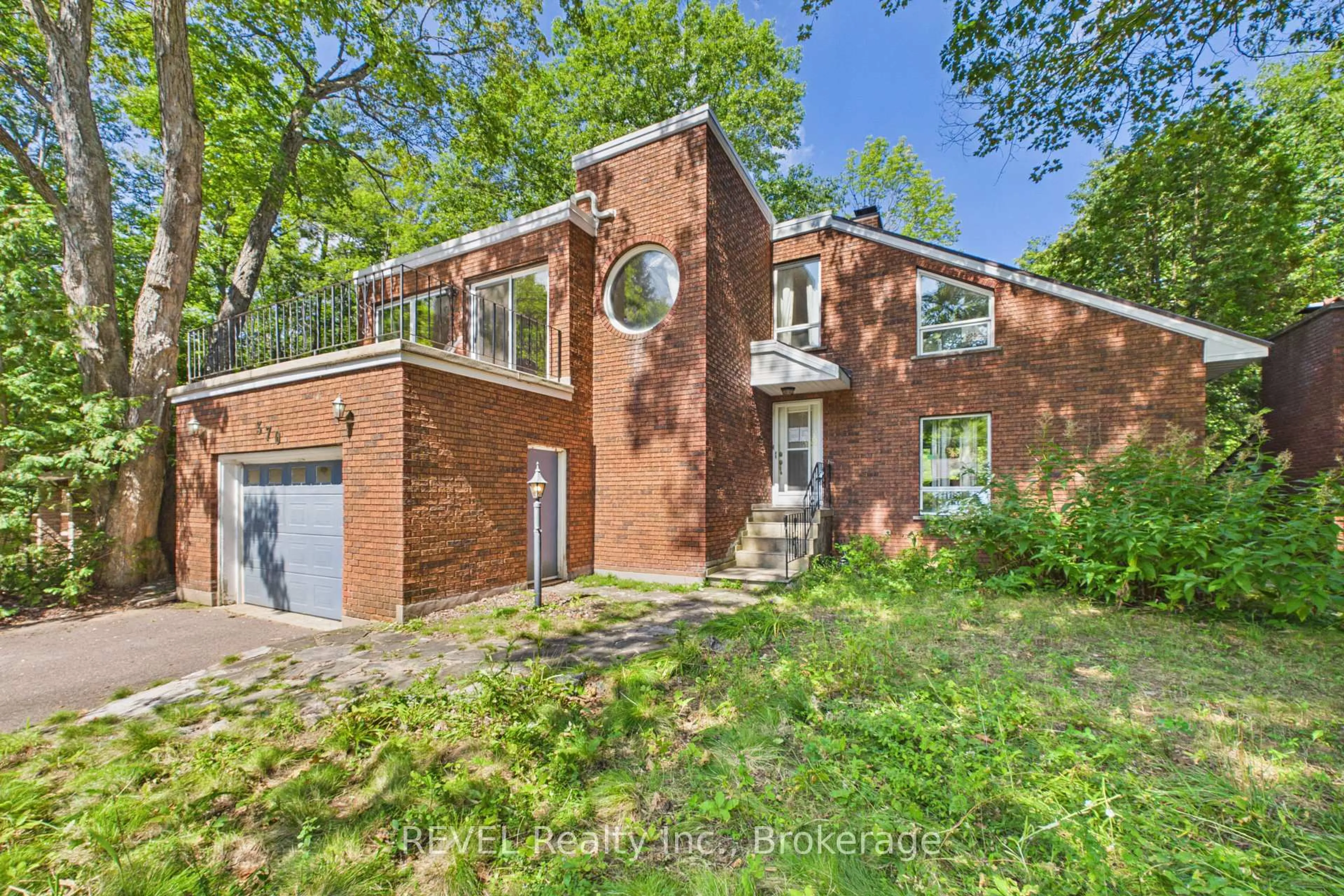 Home with brick exterior material, unknown for 370 Segwun Blvd, Gravenhurst Ontario P1P 1C5