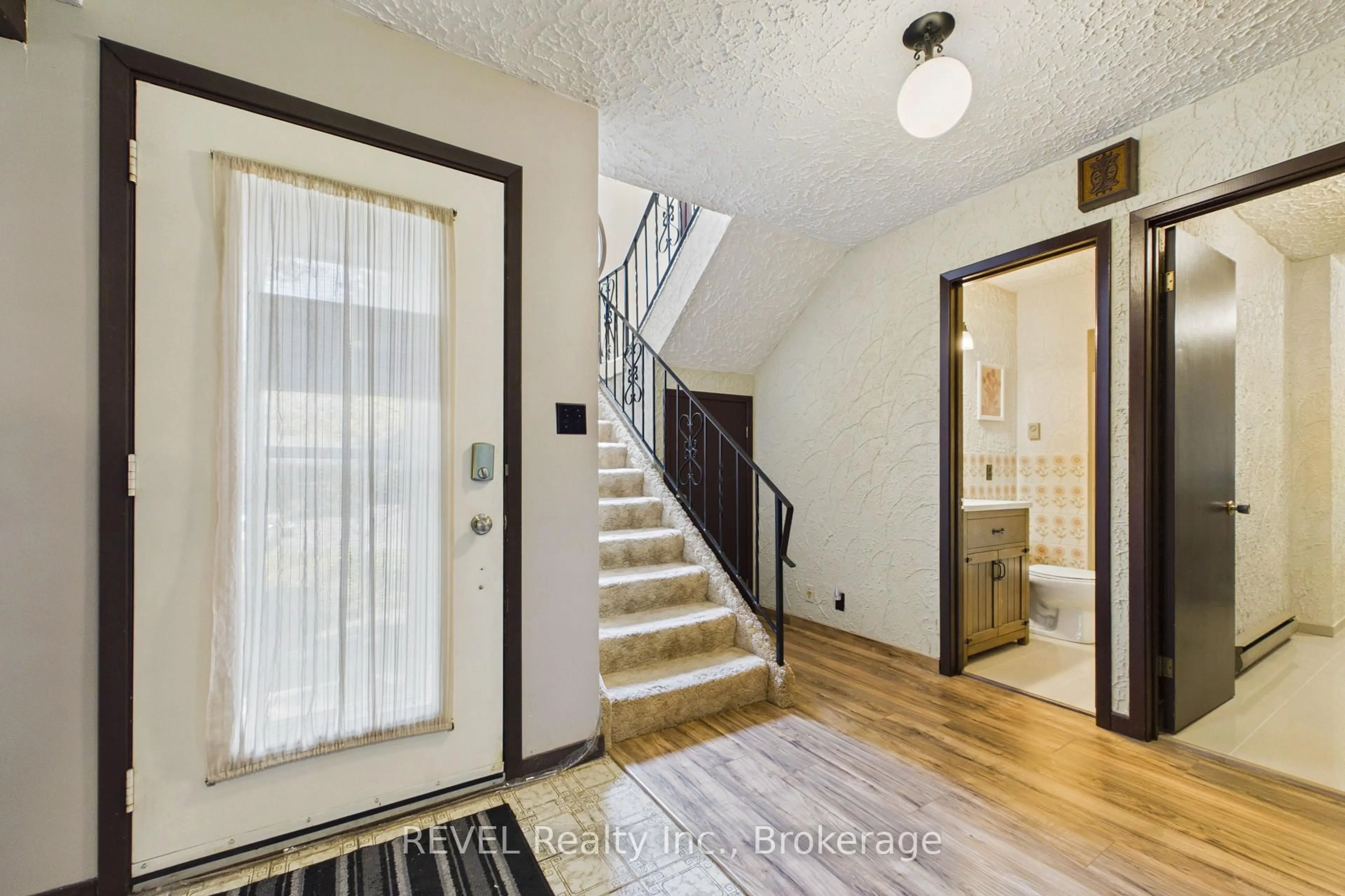 Indoor entryway for 370 Segwun Blvd, Gravenhurst Ontario P1P 1C5