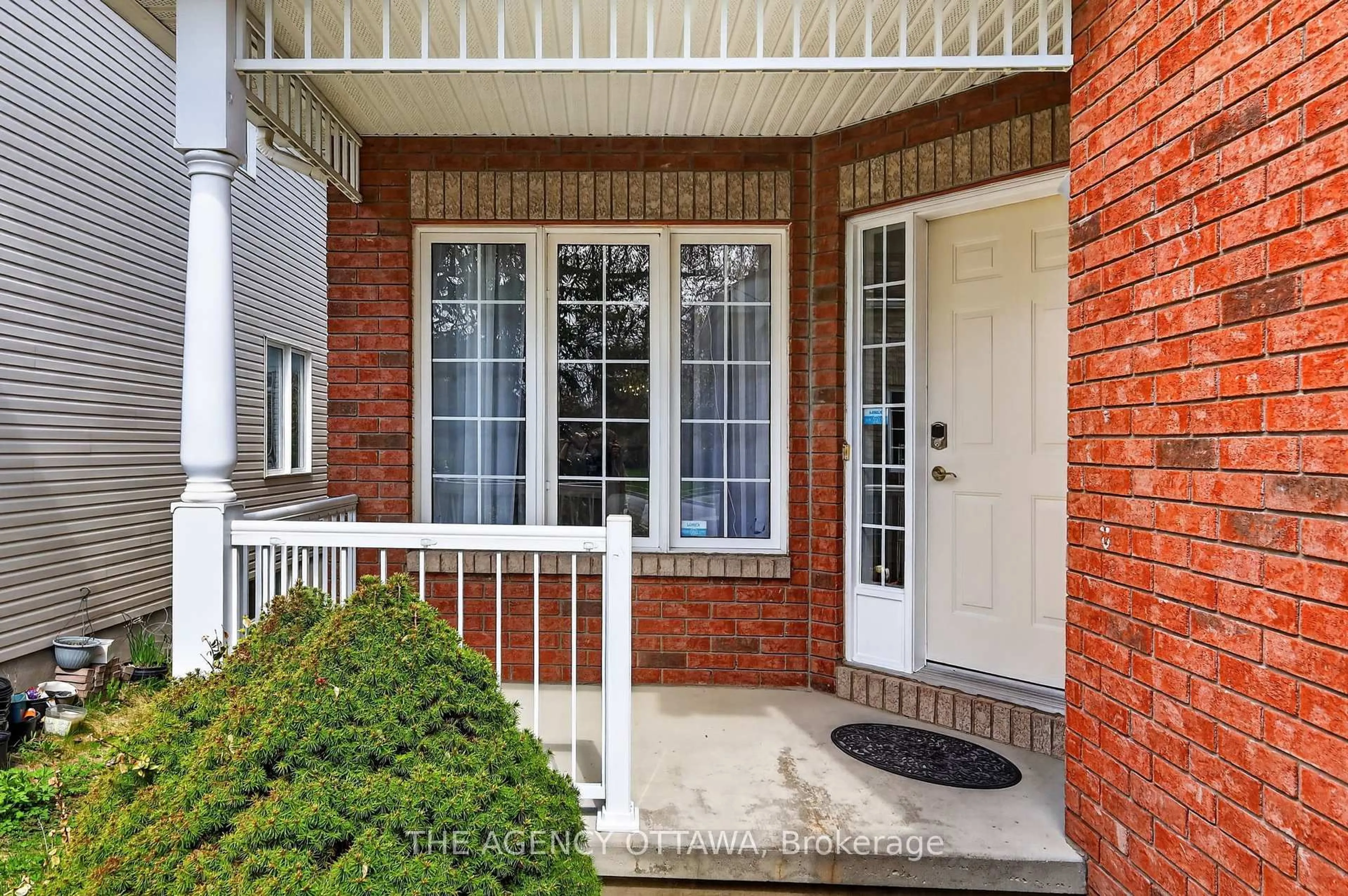Indoor entryway for 321 Goldridge Dr, Kanata Ontario K2T 1G8
