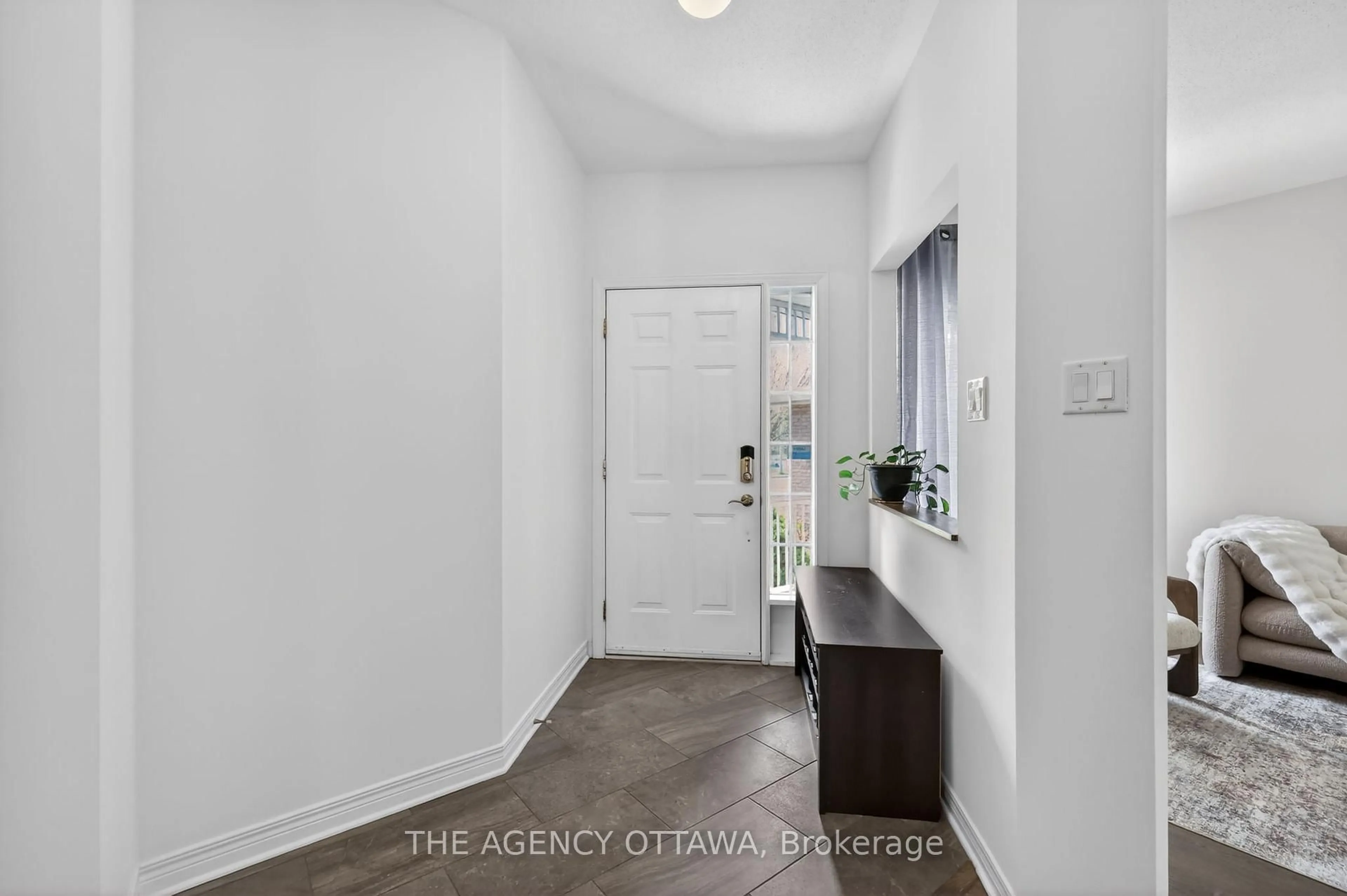Indoor entryway for 321 Goldridge Dr, Kanata Ontario K2T 1G8