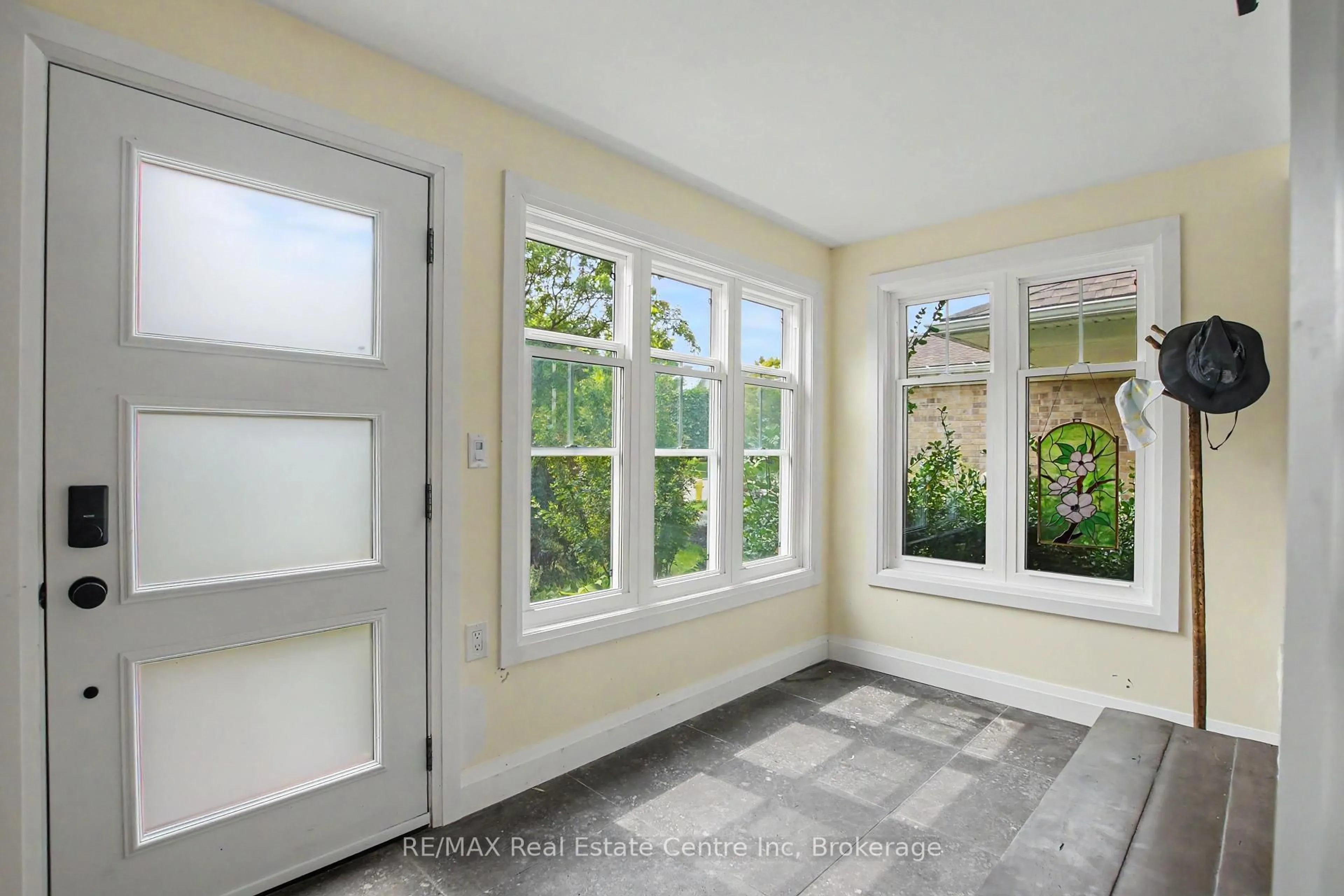 Indoor entryway for 115 Mcfarlane Dr, Cambridge Ontario N3C 4L6