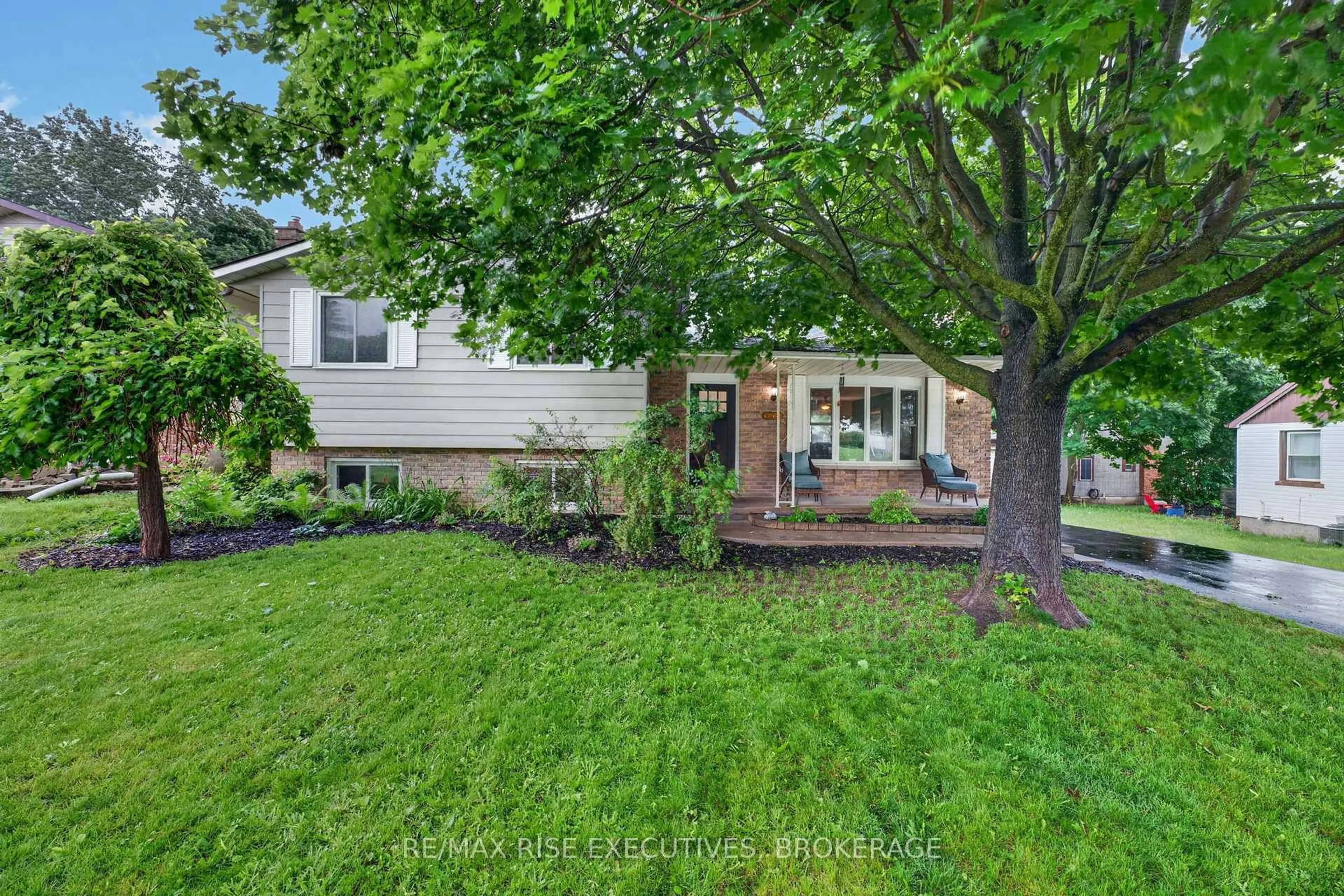 A pic from outside/outdoor area/front of a property/back of a property/a pic from drone, street for 1560 Victoria St, Kingston Ontario K7M 5H5