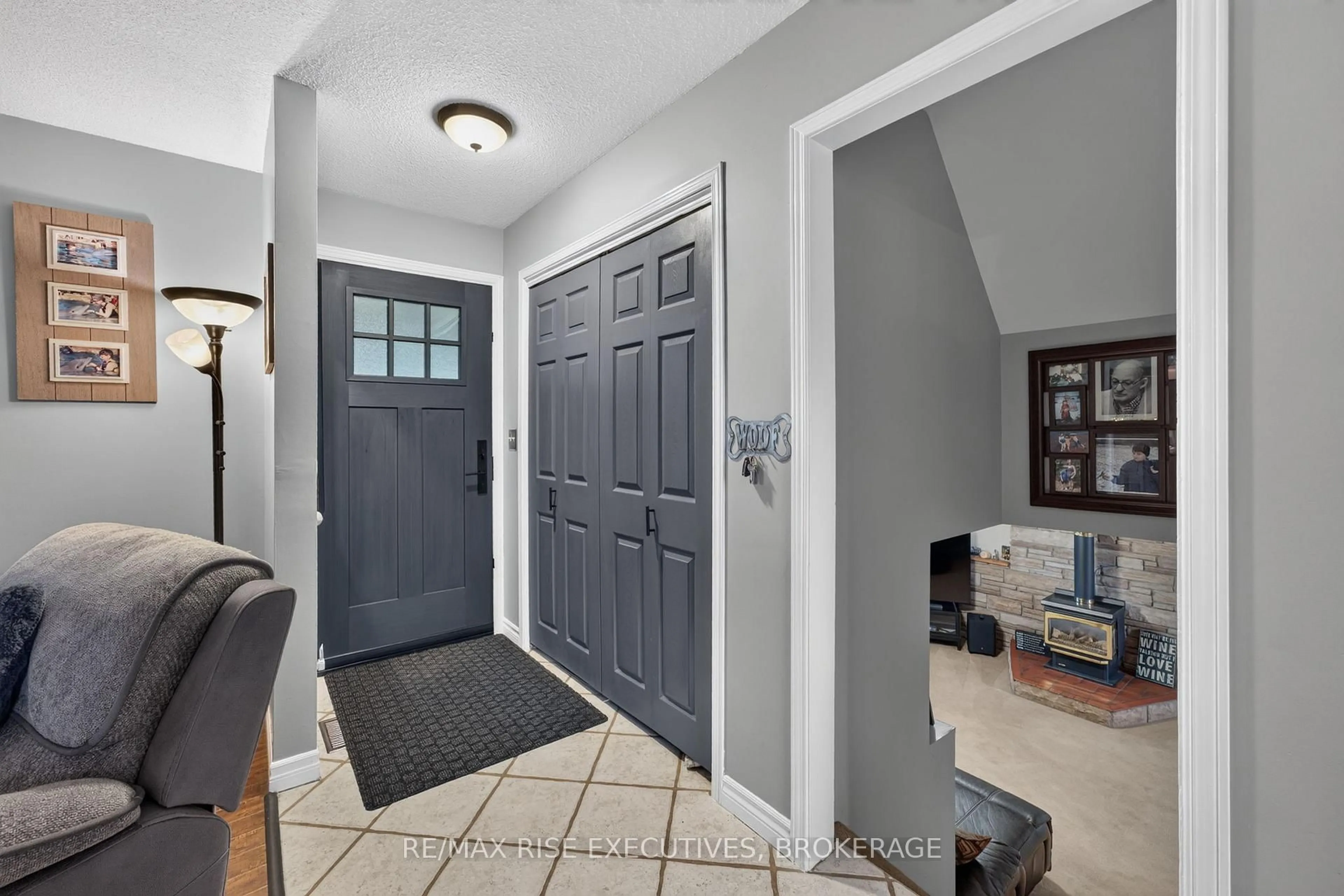 Indoor entryway for 1560 Victoria St, Kingston Ontario K7M 5H5
