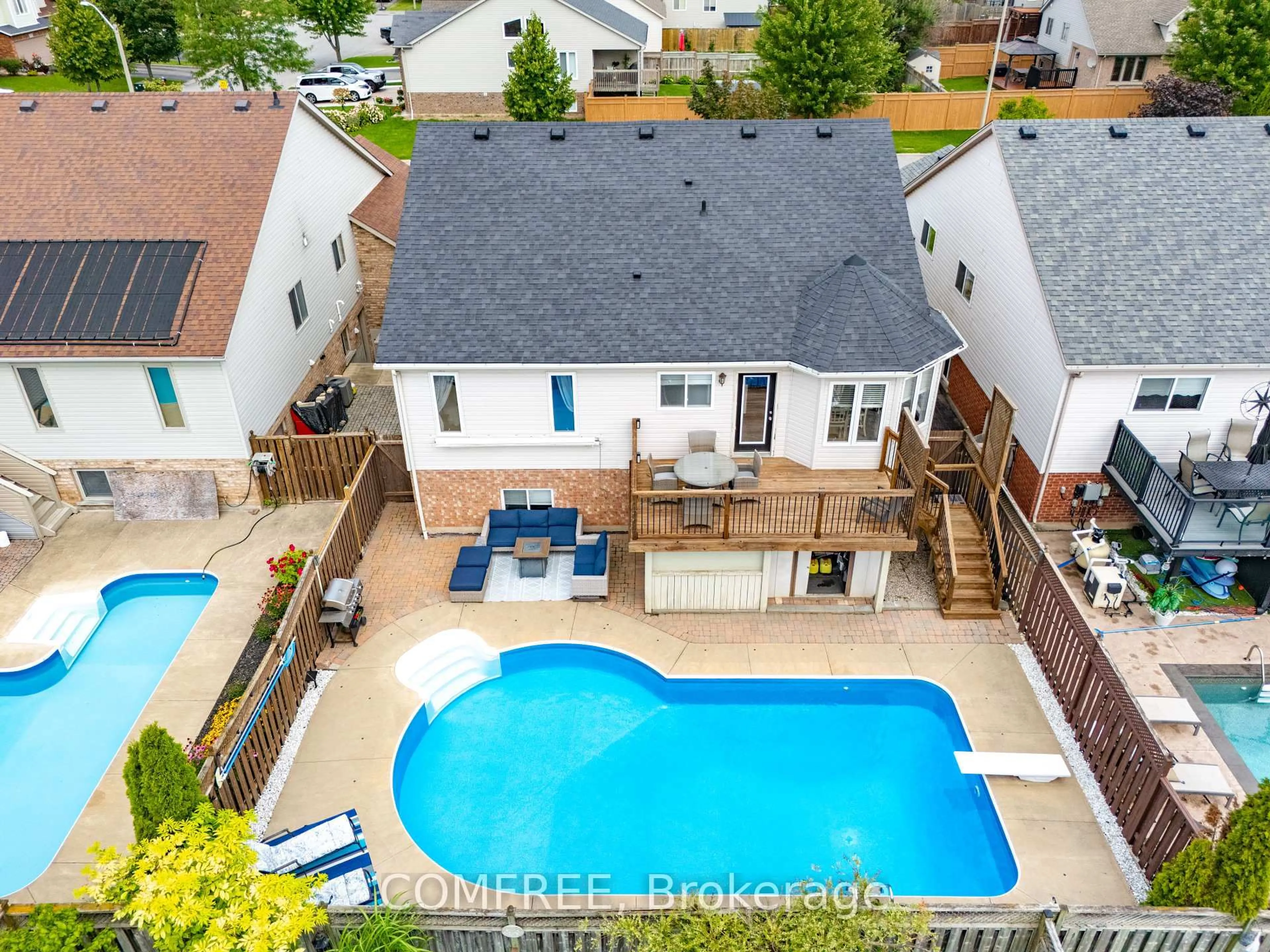 A pic from outside/outdoor area/front of a property/back of a property/a pic from drone, city buildings view from balcony for 7136 Julie Dr, Niagara Falls Ontario L2H 3L4