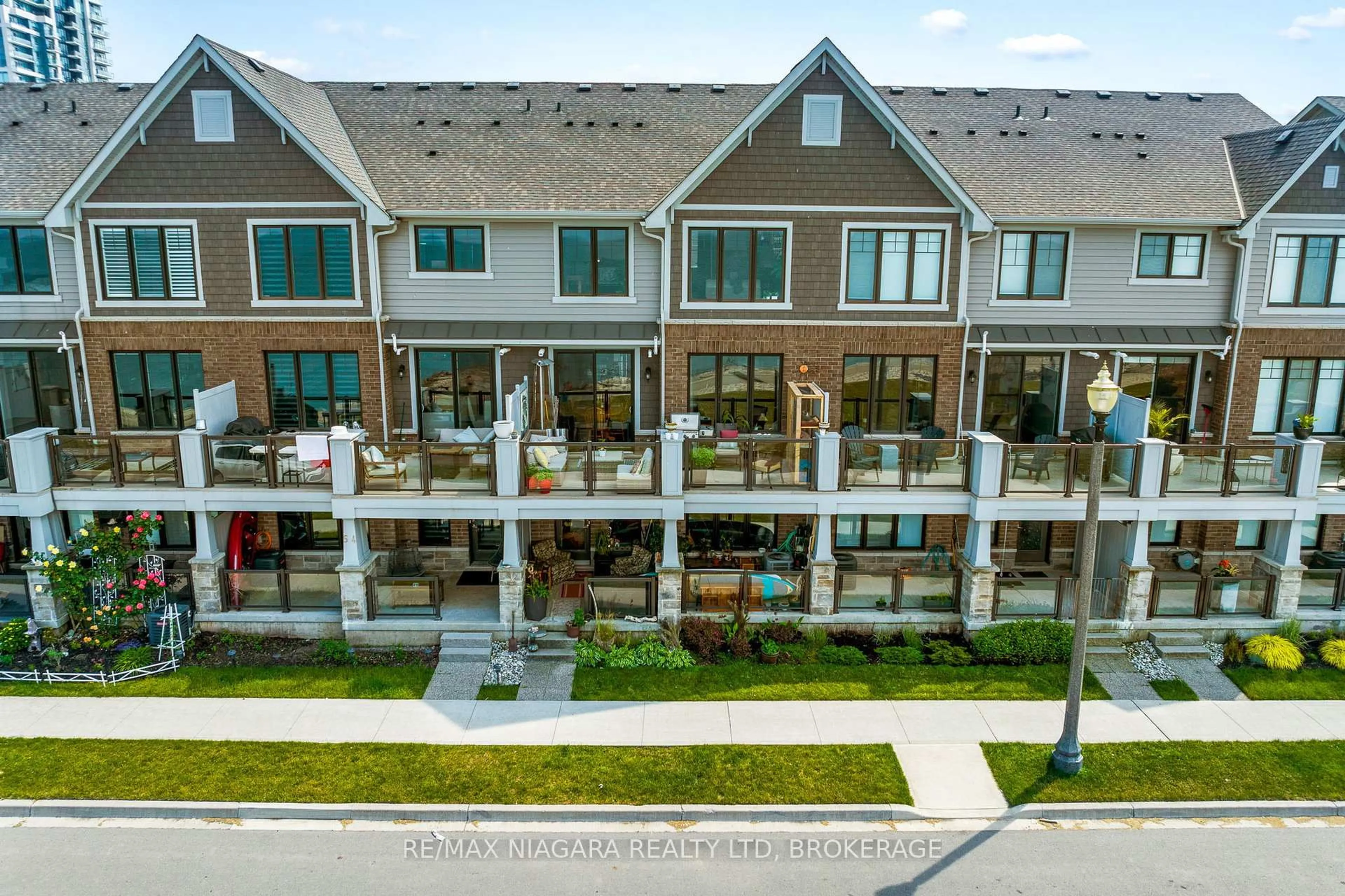 A pic from outside/outdoor area/front of a property/back of a property/a pic from drone, unknown for 56 Waterview Lane, Grimsby Ontario L3M 0H2