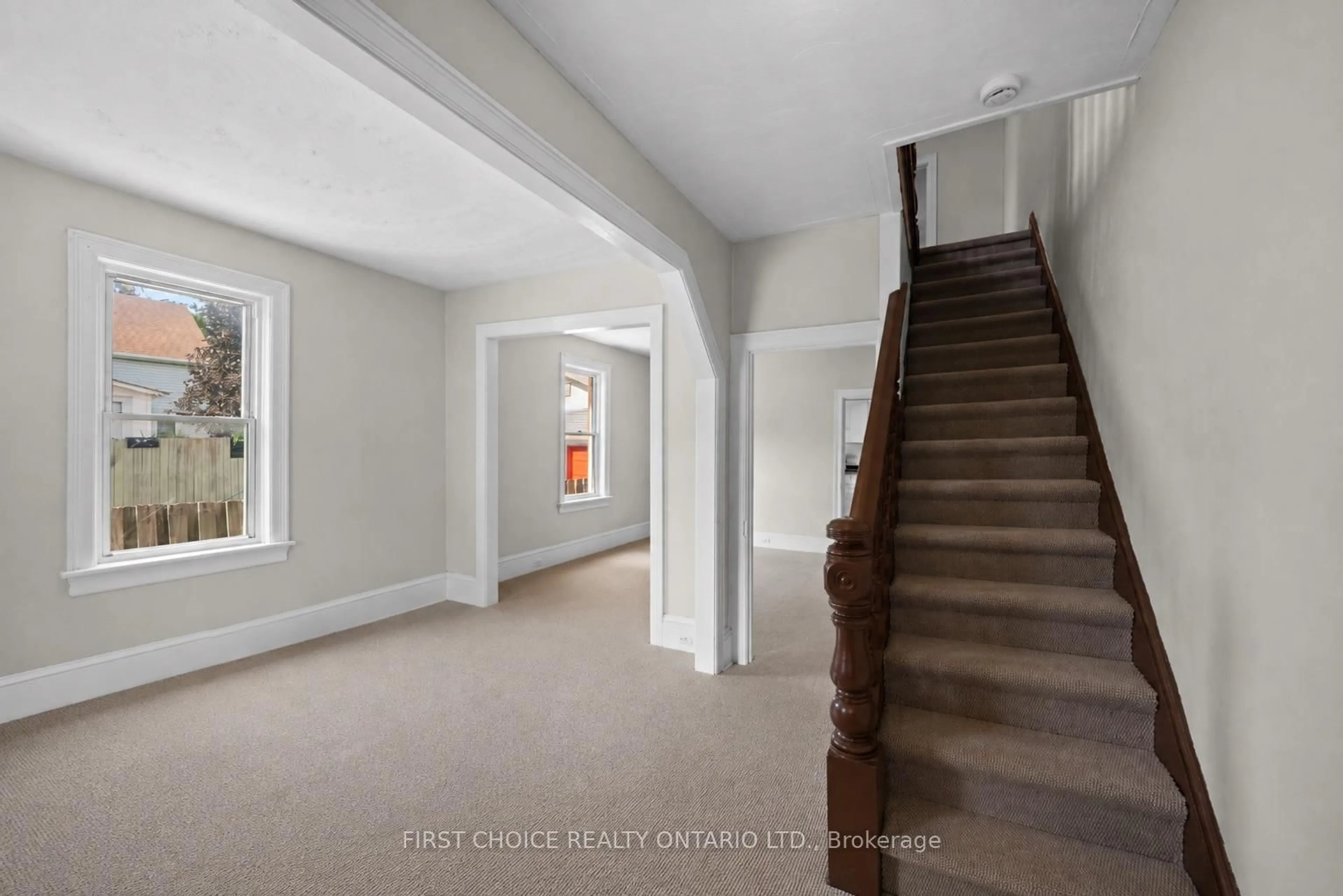 Indoor foyer for 9-11 Ogden Ave, Smiths Falls Ontario K7A 2L5