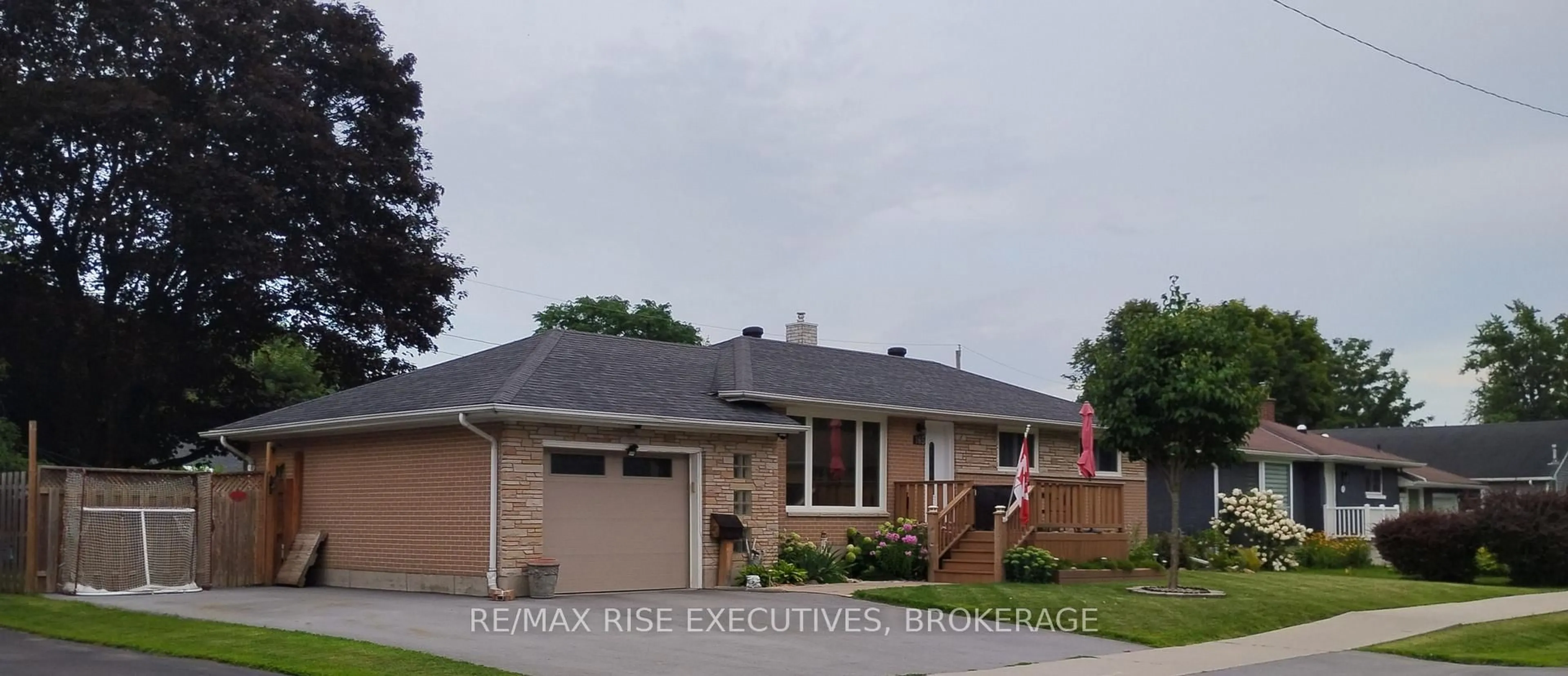 Home with vinyl exterior material, street for 165 Elizabeth Dr, Gananoque Ontario K7G 1P4