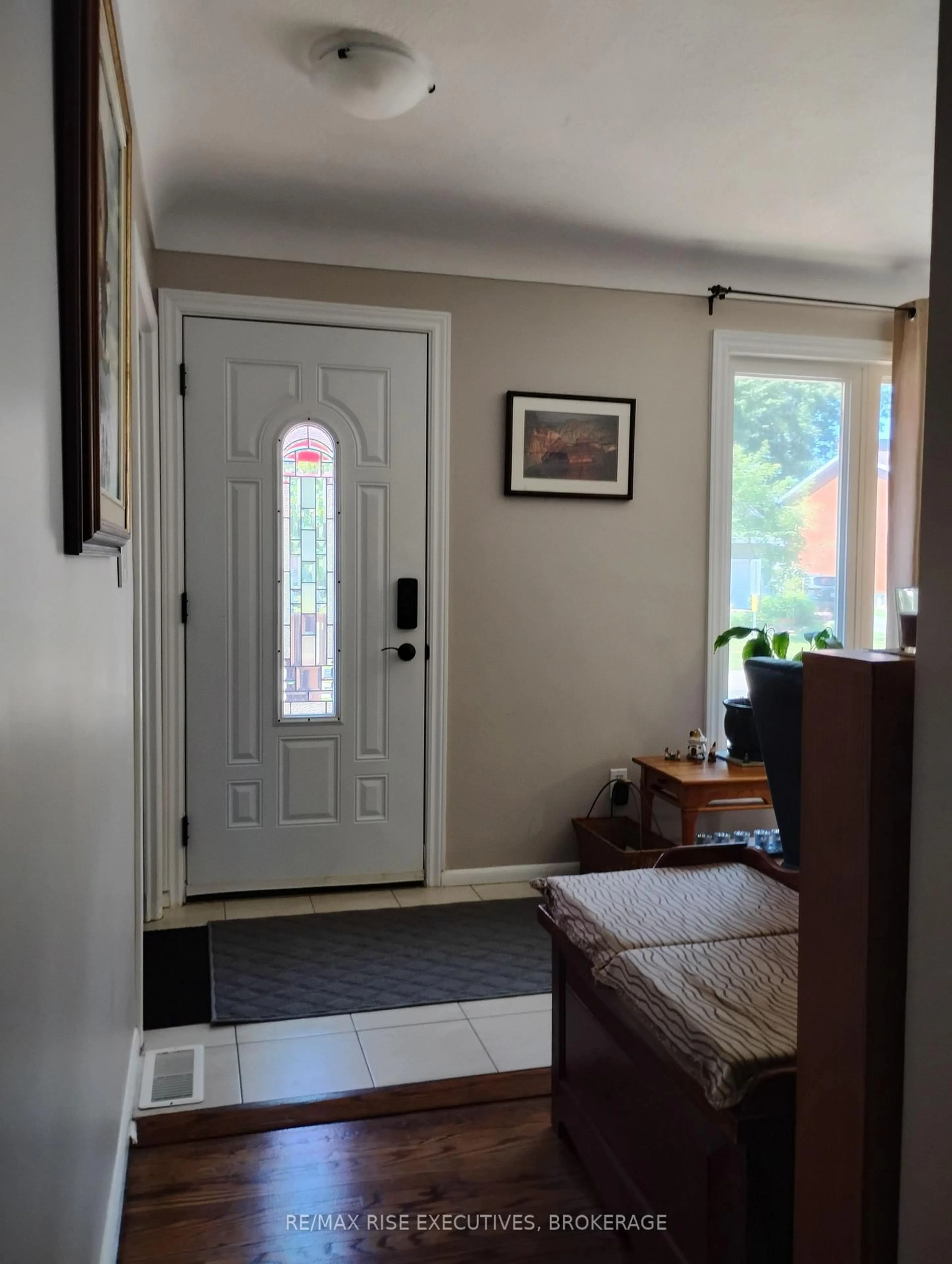 Indoor entryway for 165 Elizabeth Dr, Gananoque Ontario K7G 1P4
