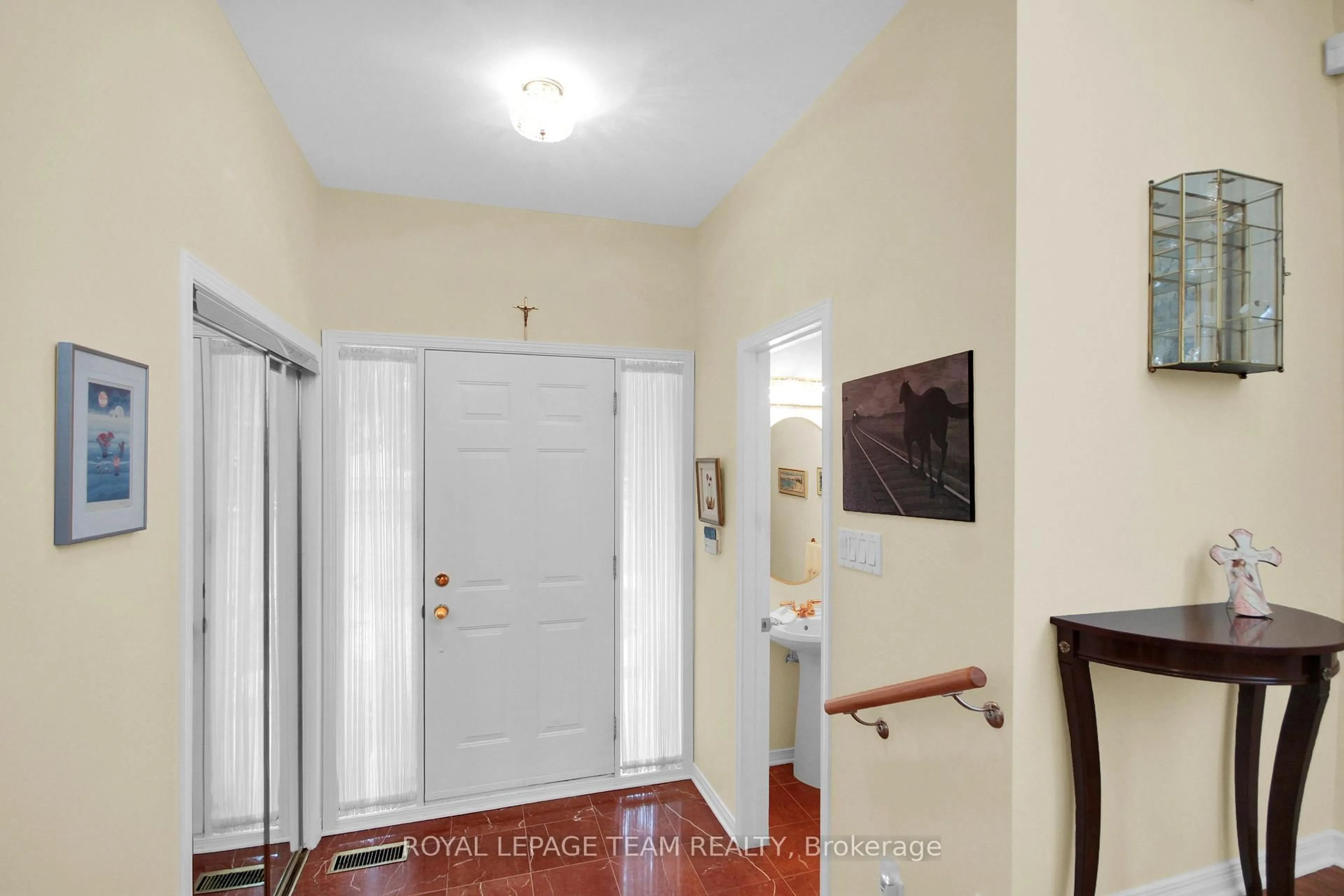 Indoor entryway for 550B Queen Elizabeth Dr, Ottawa Ontario K1S 3N4