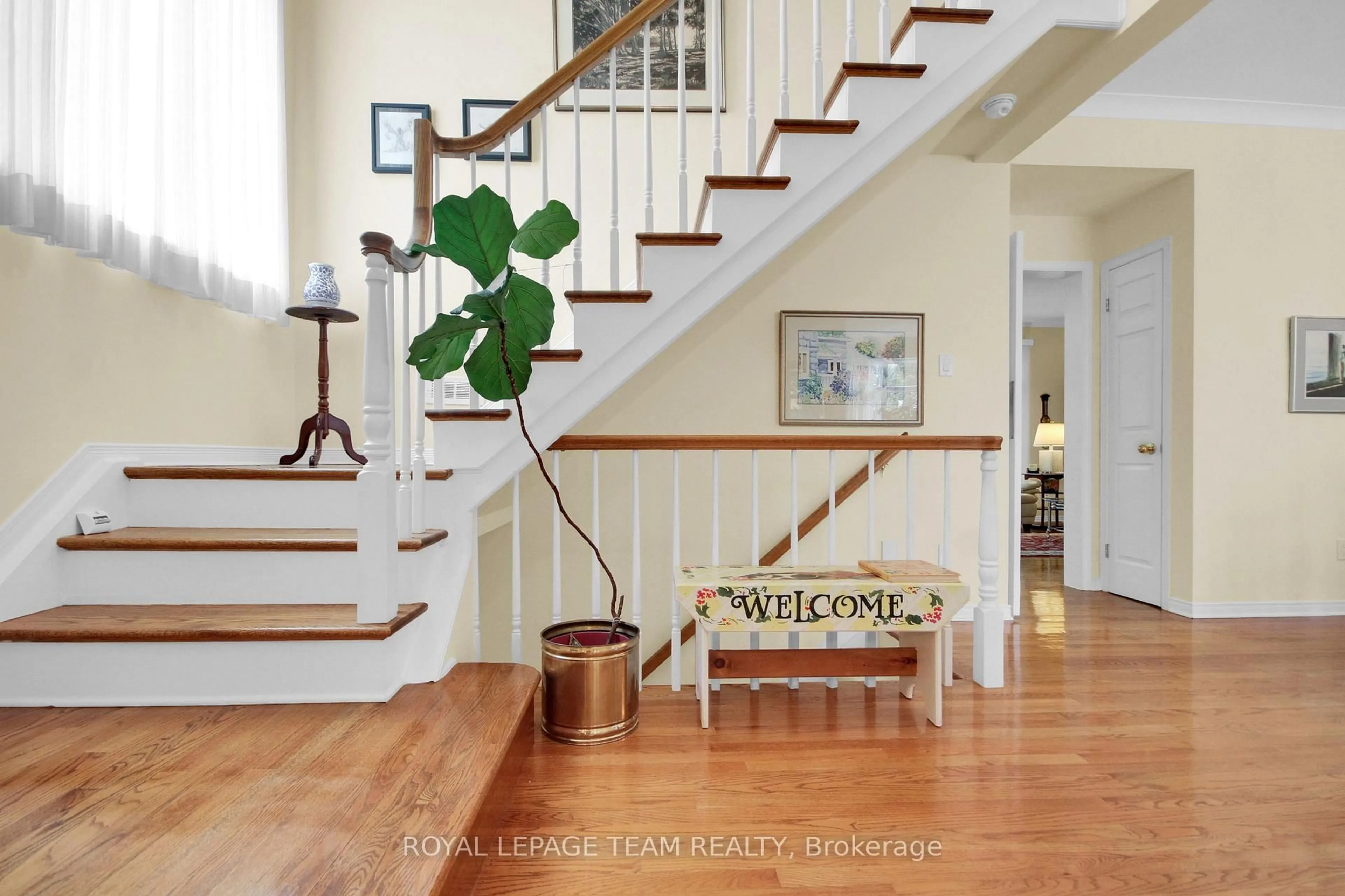 Indoor entryway for 550B Queen Elizabeth Dr, Ottawa Ontario K1S 3N4