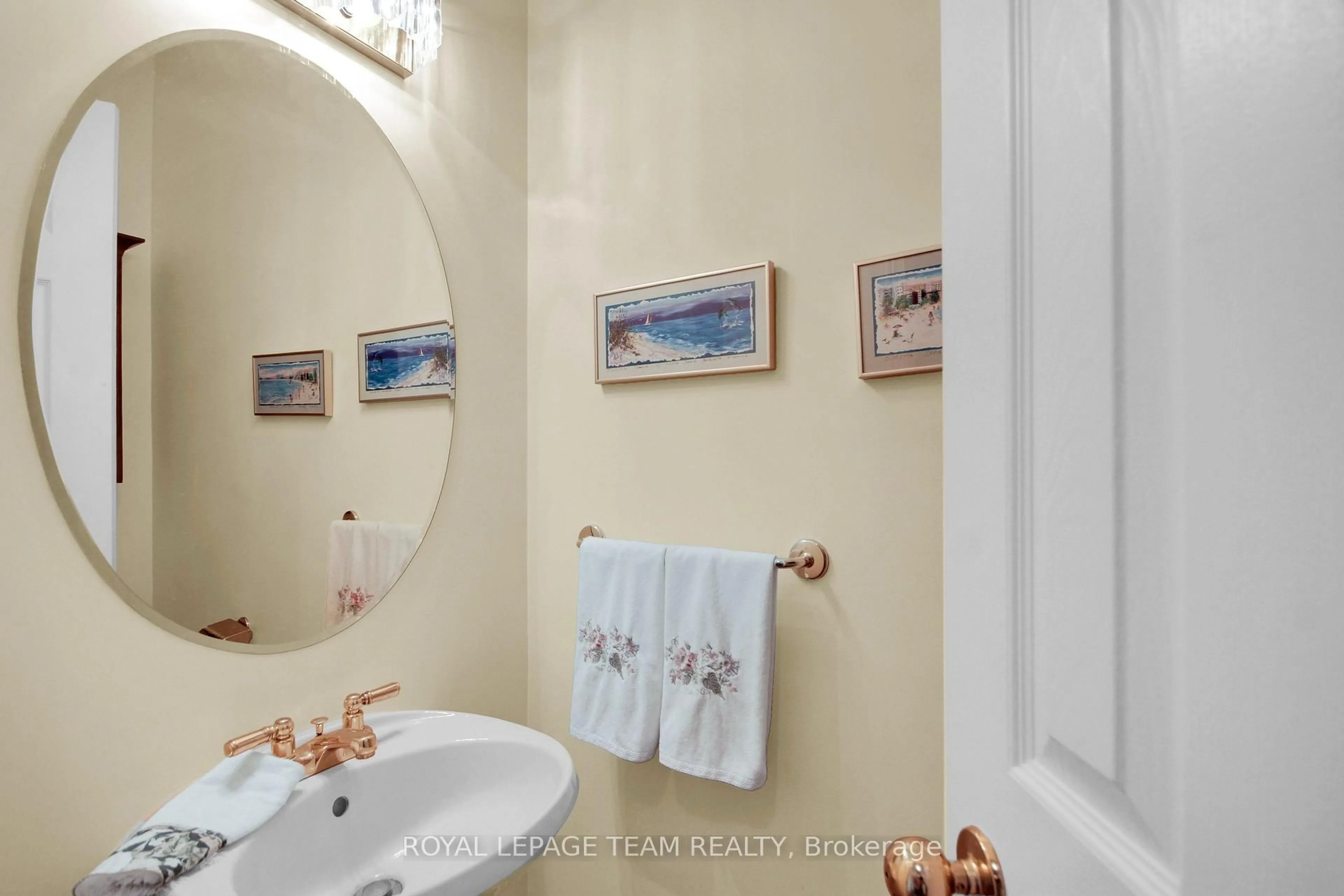Standard bathroom, ceramic/tile floor for 550B Queen Elizabeth Dr, Ottawa Ontario K1S 3N4