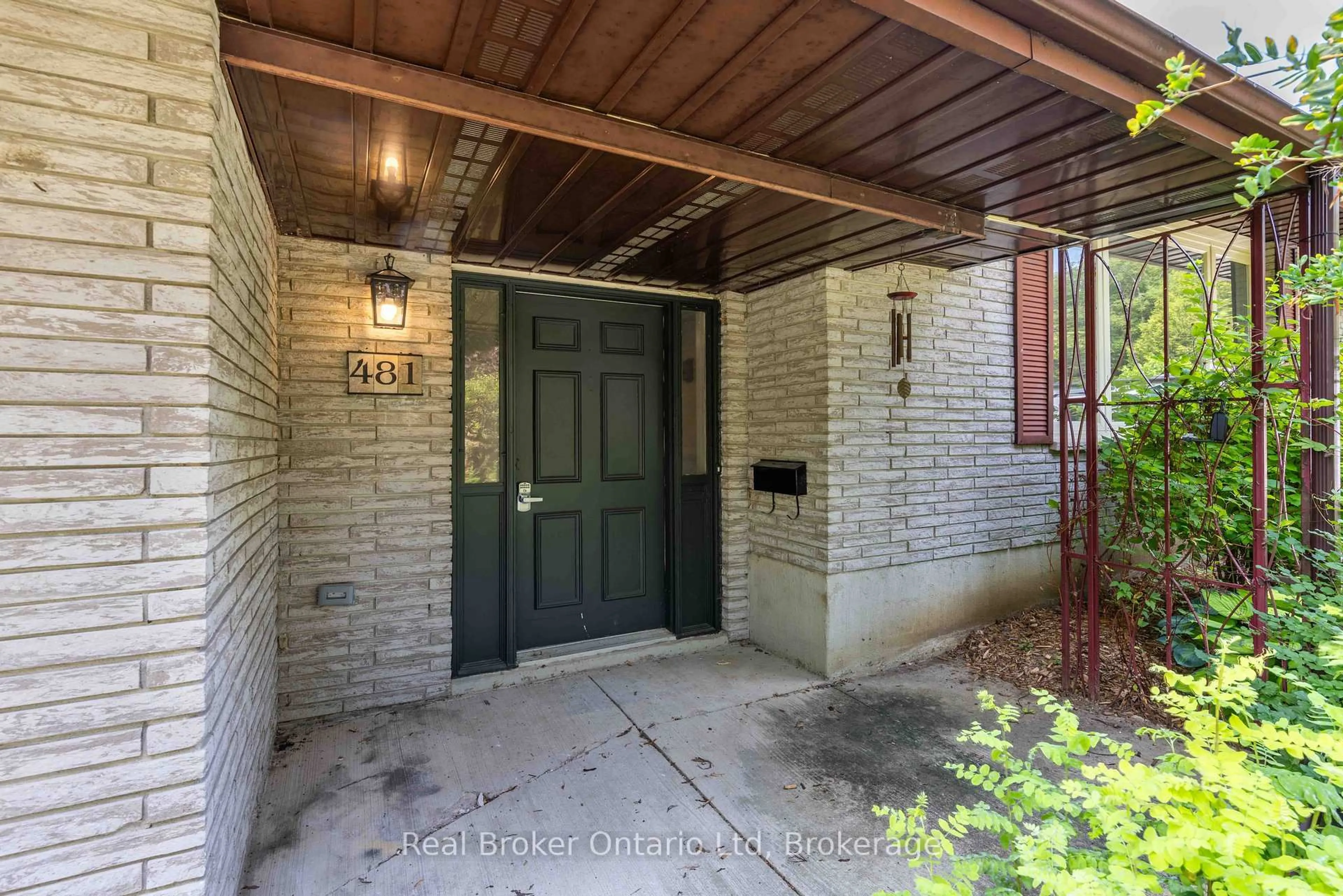 Indoor entryway for 481 4th 'A' St, Owen Sound Ontario N4K 3K2