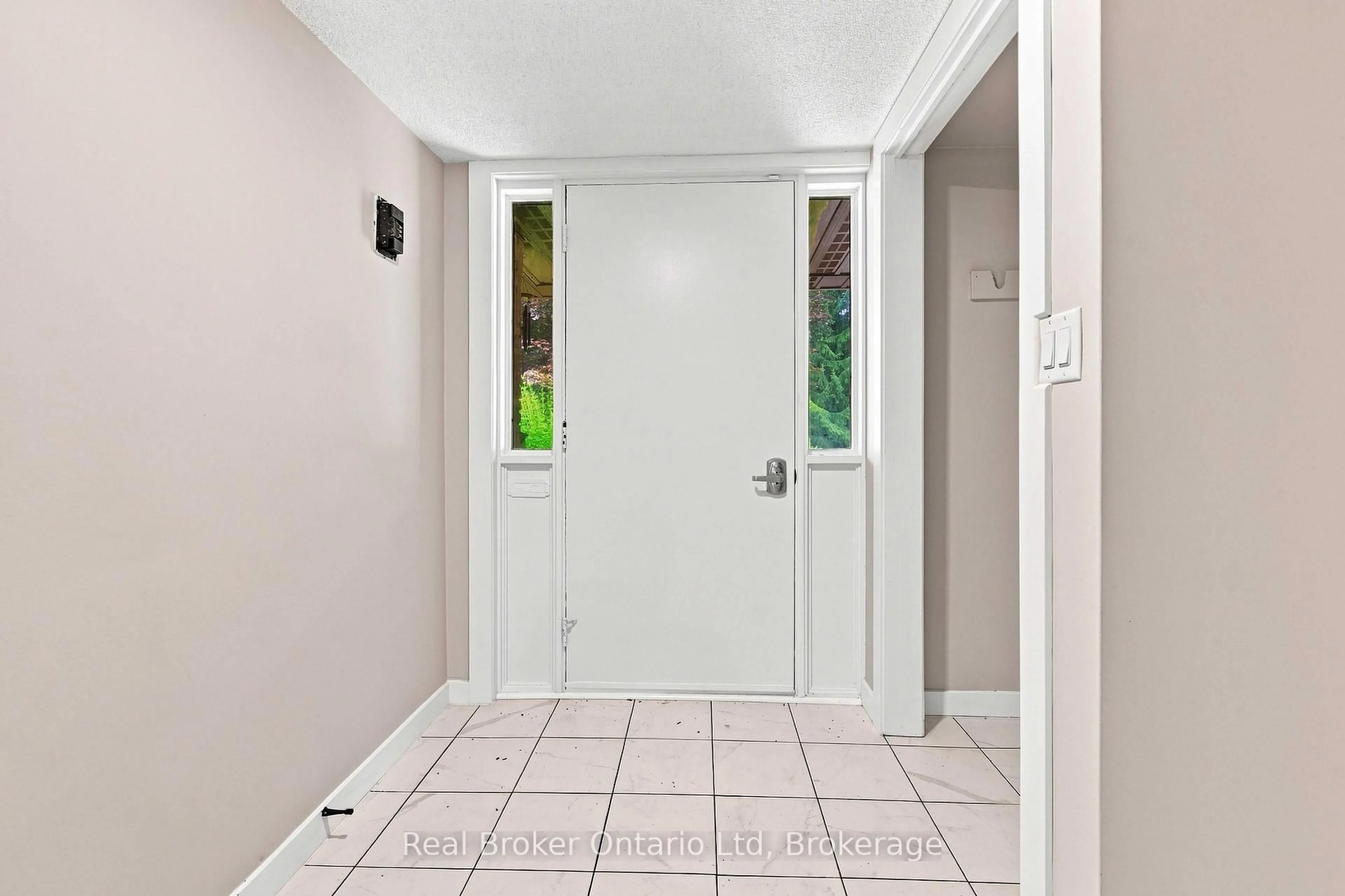 Indoor entryway for 481 4th 'A' St, Owen Sound Ontario N4K 3K2