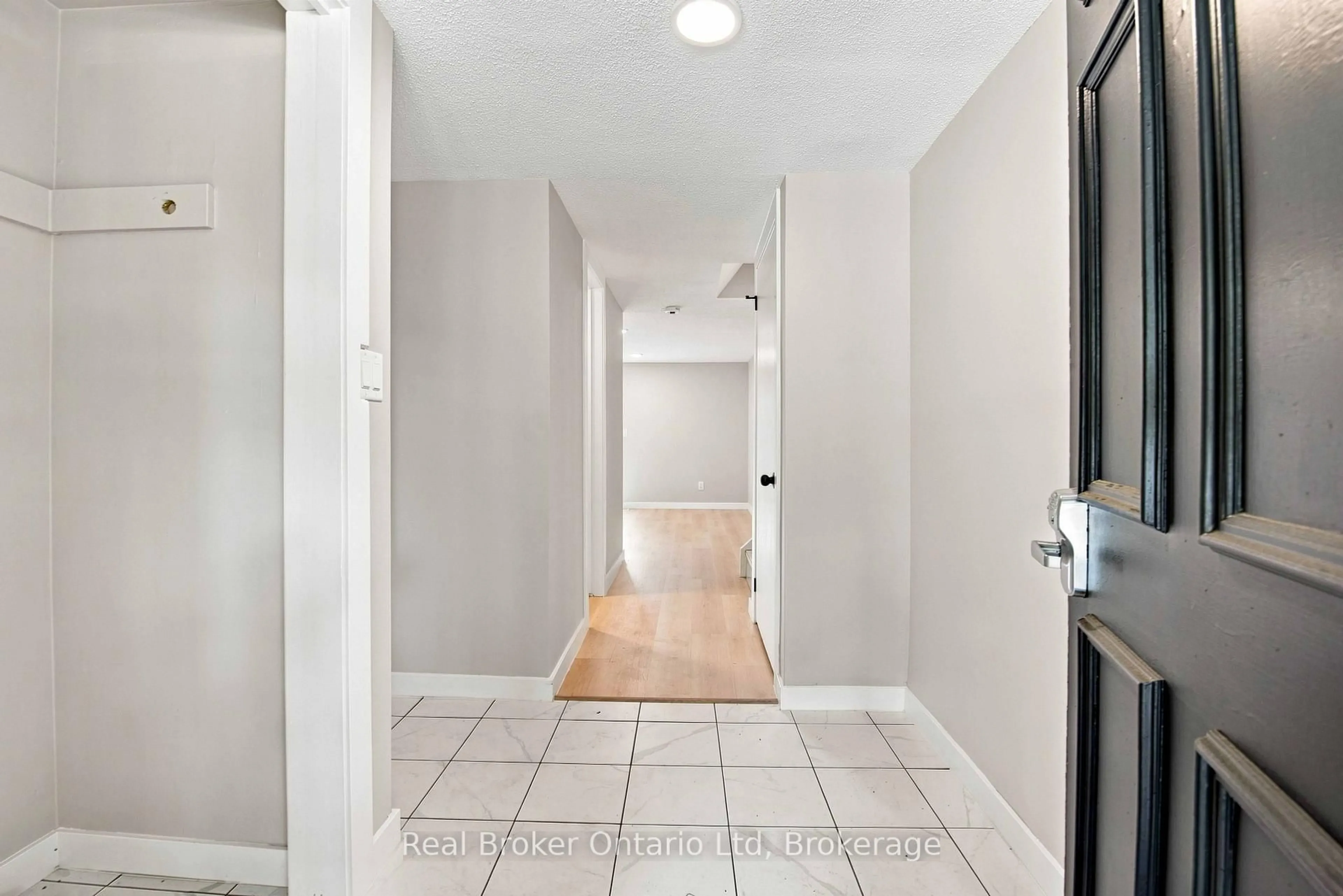 Indoor entryway for 481 4th 'A' St, Owen Sound Ontario N4K 3K2
