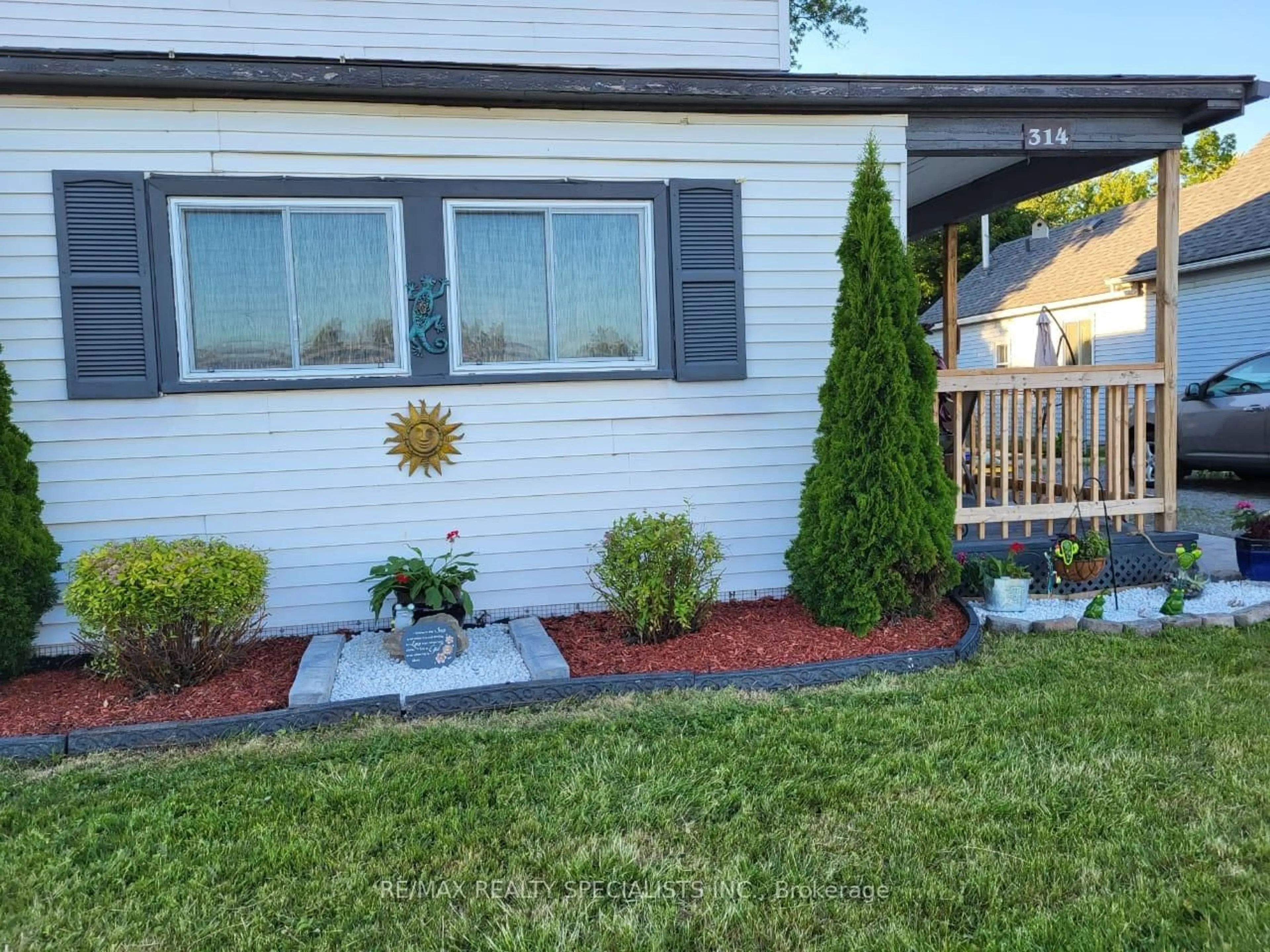 Home with vinyl exterior material, street for 314 Jarvis St, Fort Erie Ontario L2A 2S8
