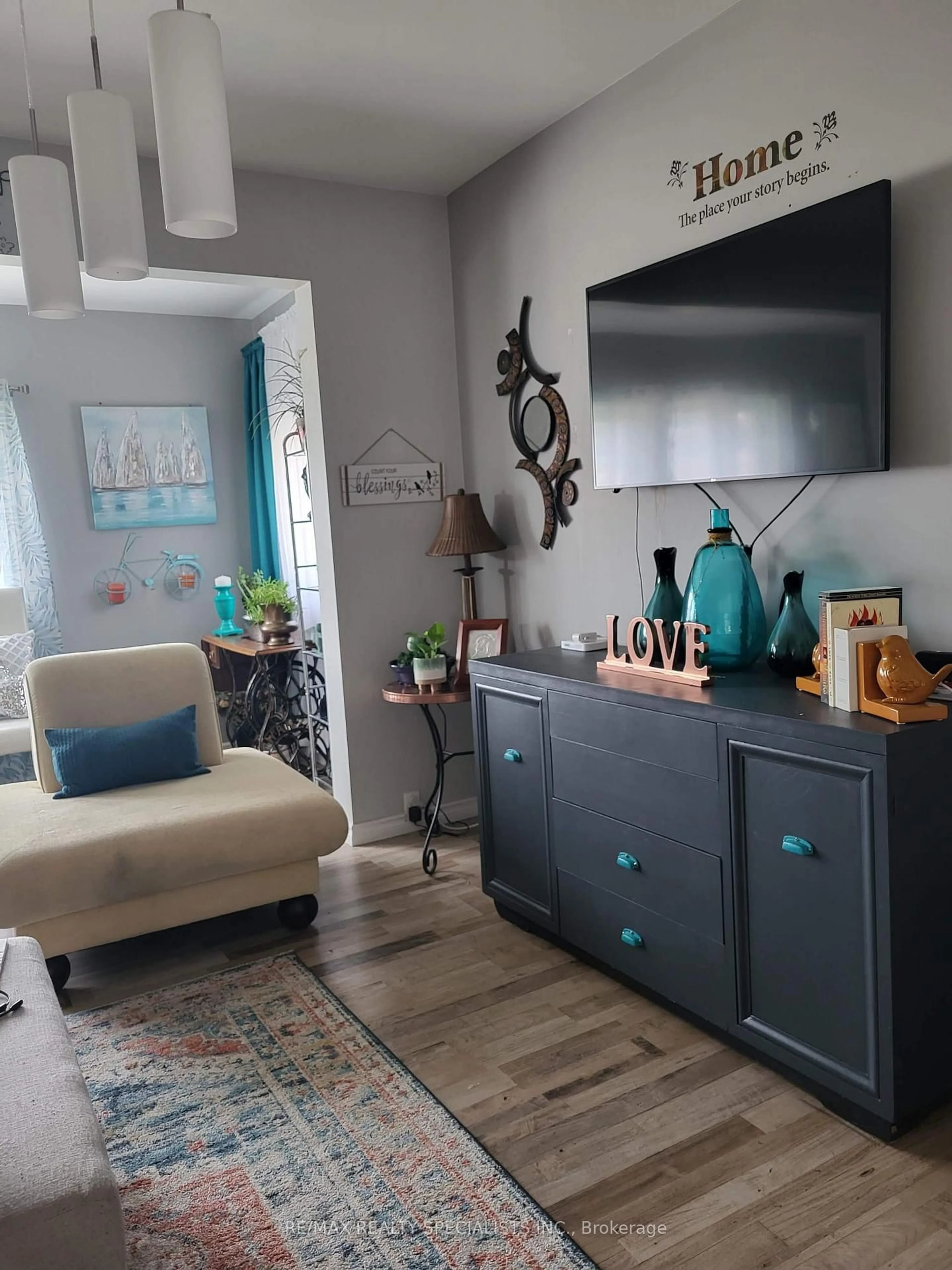 Living room with furniture, unknown for 314 Jarvis St, Fort Erie Ontario L2A 2S8