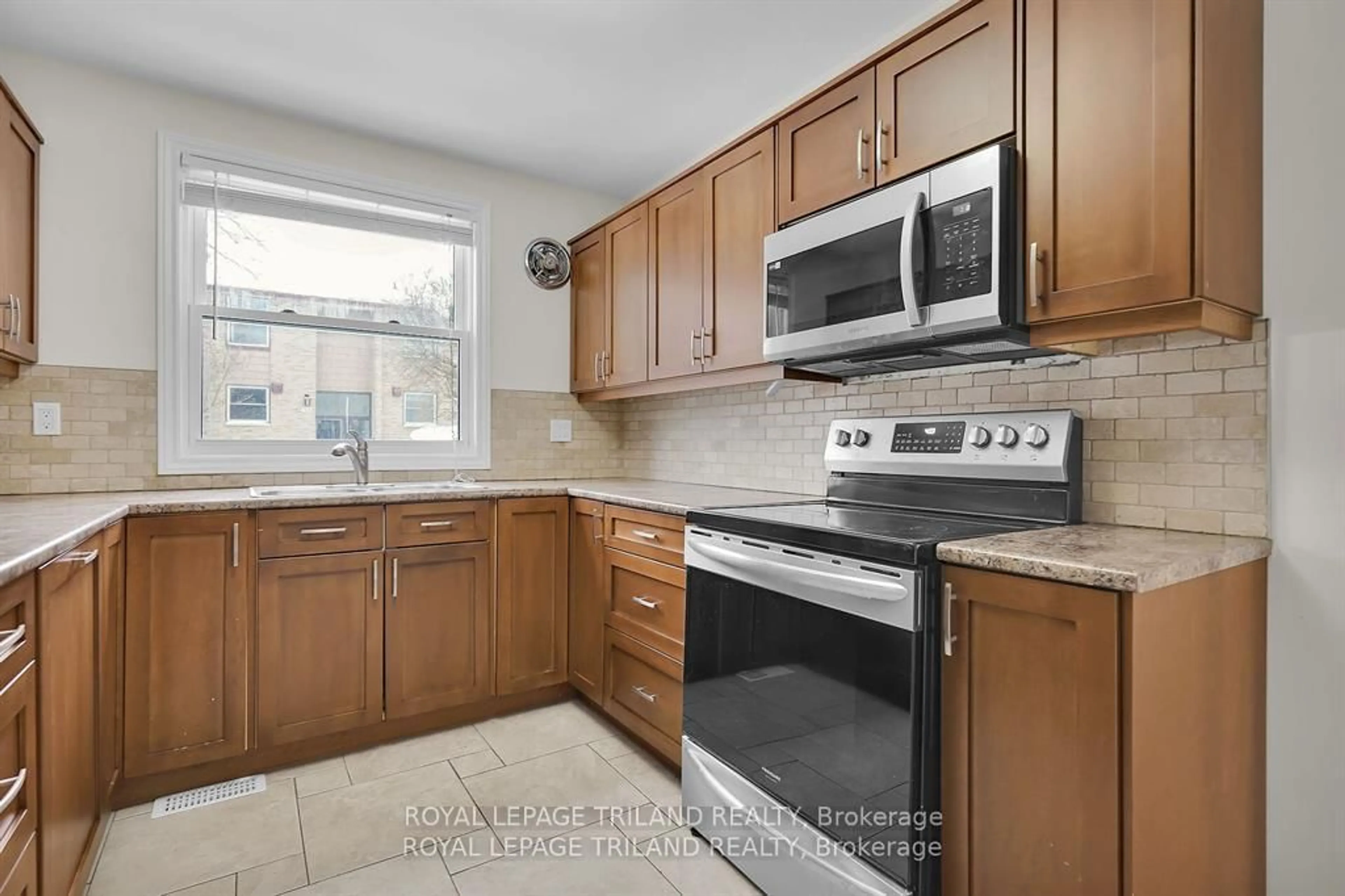 Standard kitchen, ceramic/tile floor for 624 Wonderland Rd, London South Ontario N6H 4Y8