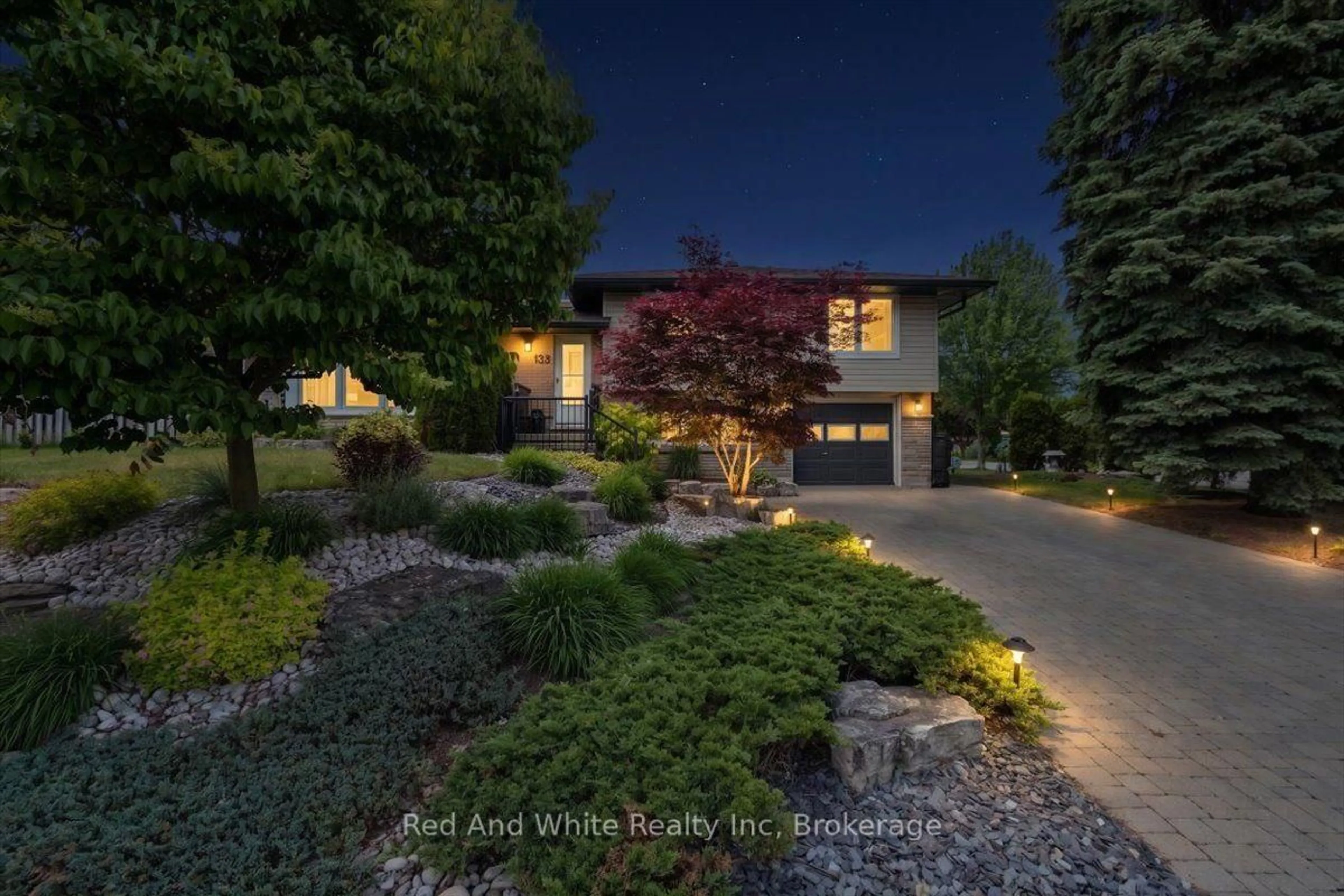 A pic from outside/outdoor area/front of a property/back of a property/a pic from drone, street for 138 Blueridge Ave, Kitchener Ontario N2M 4E1