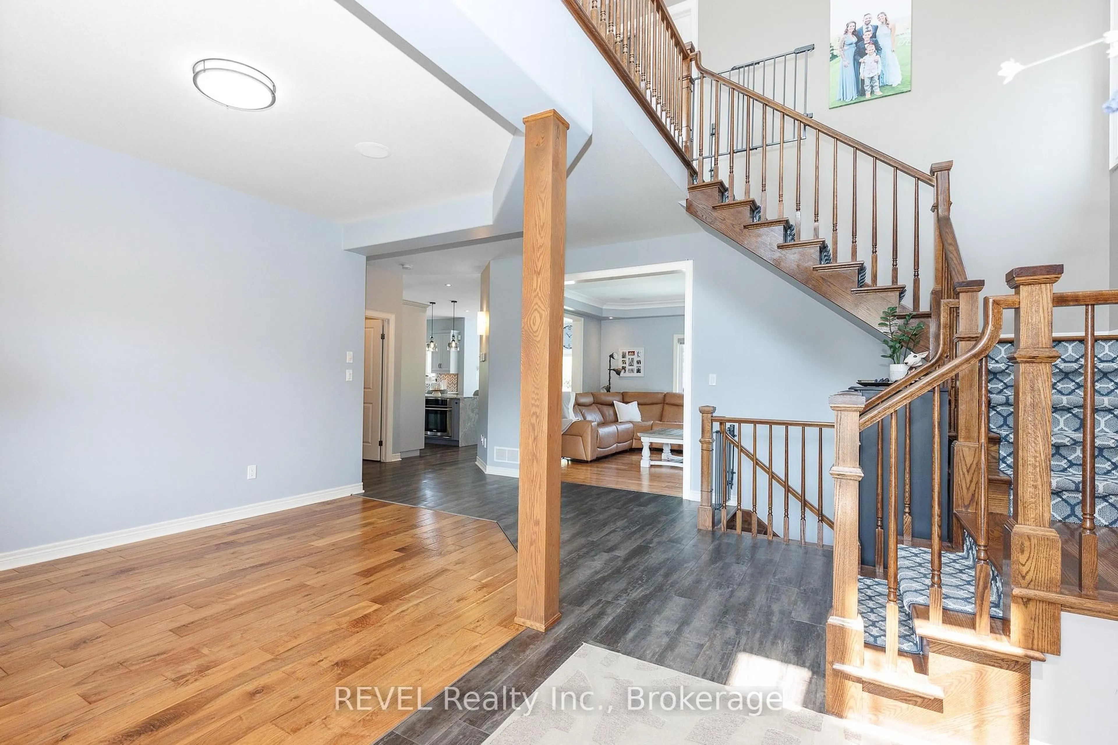 Indoor foyer for 374 Hillsdale Rd, Welland Ontario L3C 7M2