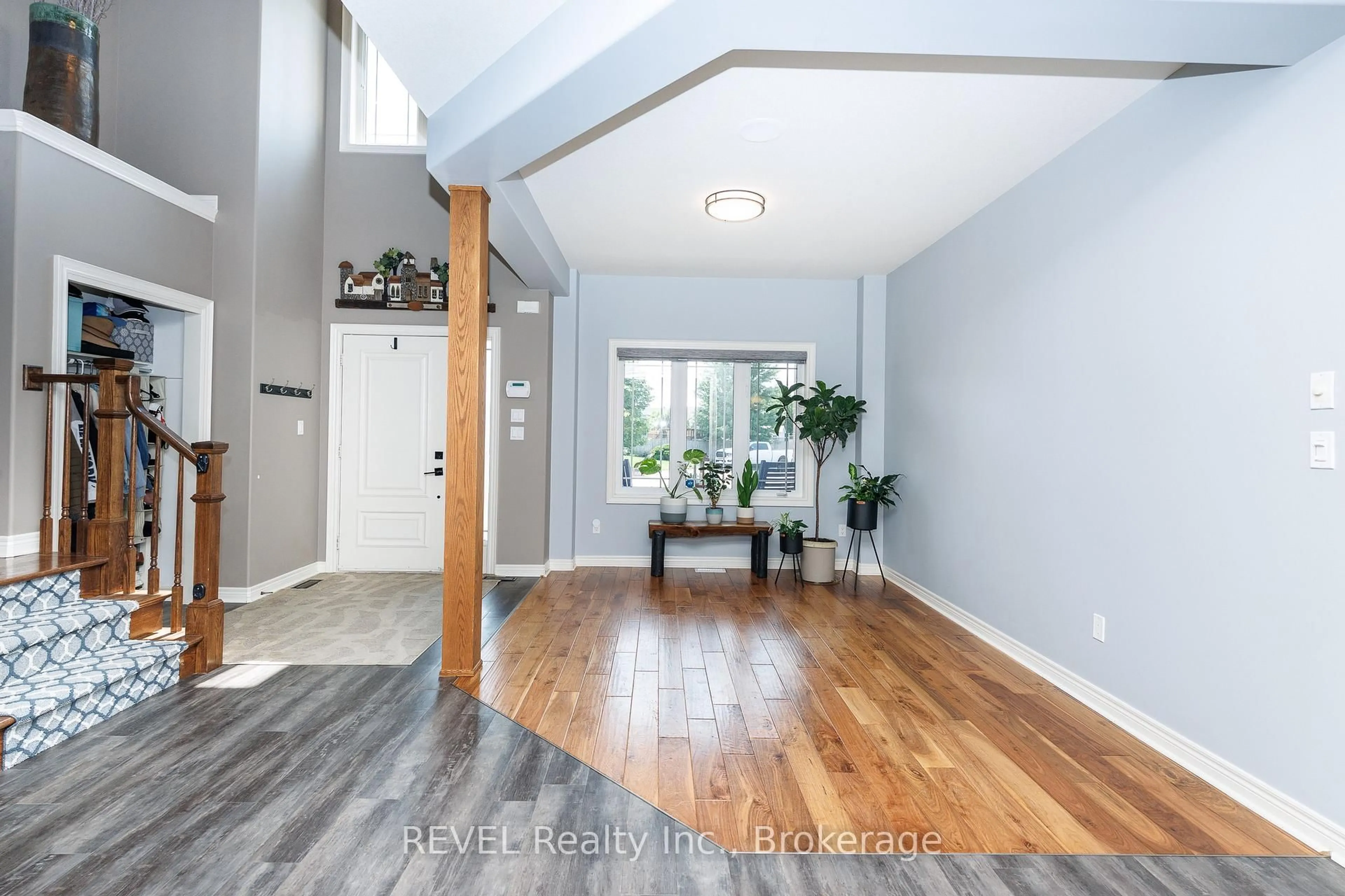 Indoor entryway for 374 Hillsdale Rd, Welland Ontario L3C 7M2