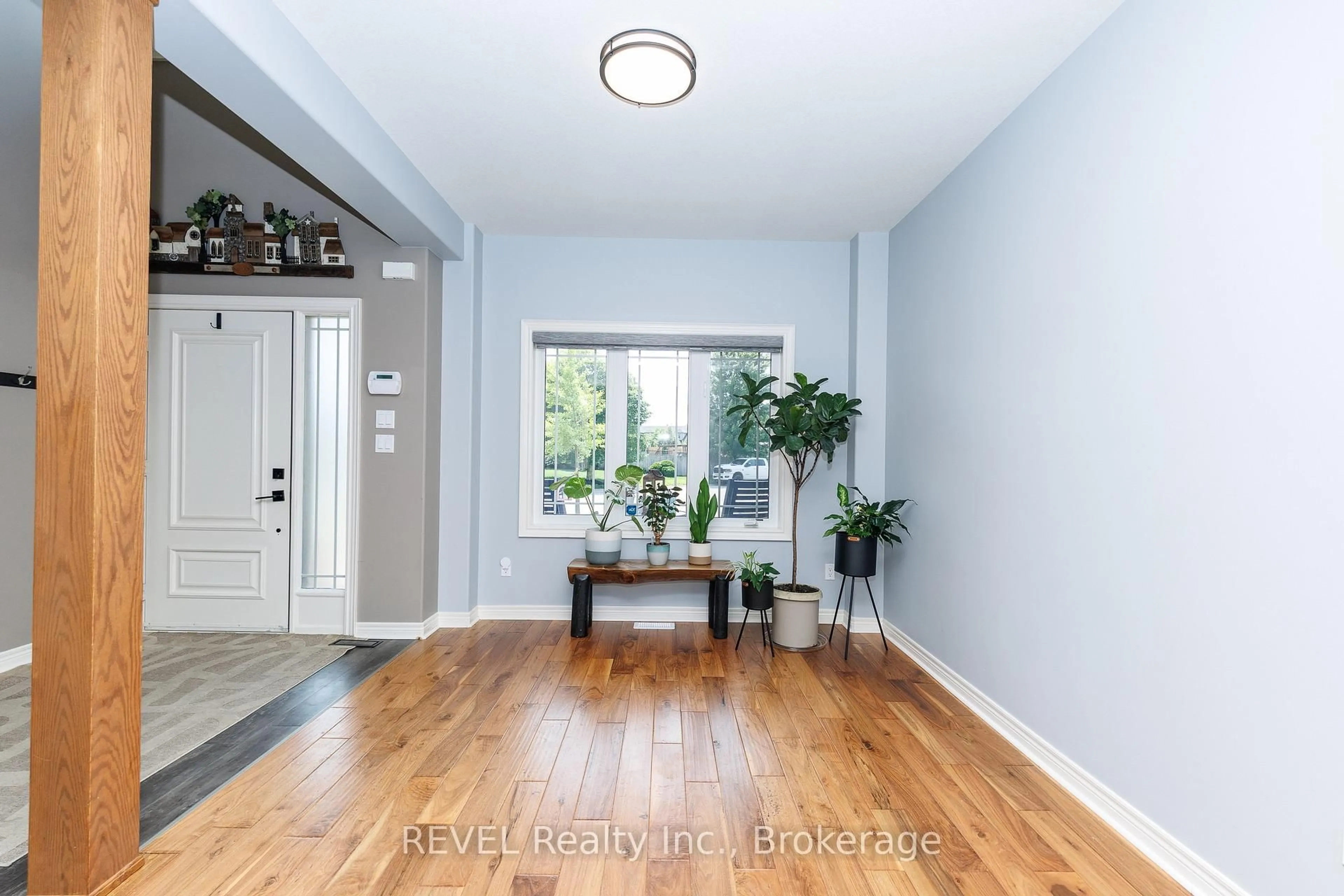 Indoor entryway for 374 Hillsdale Rd, Welland Ontario L3C 7M2