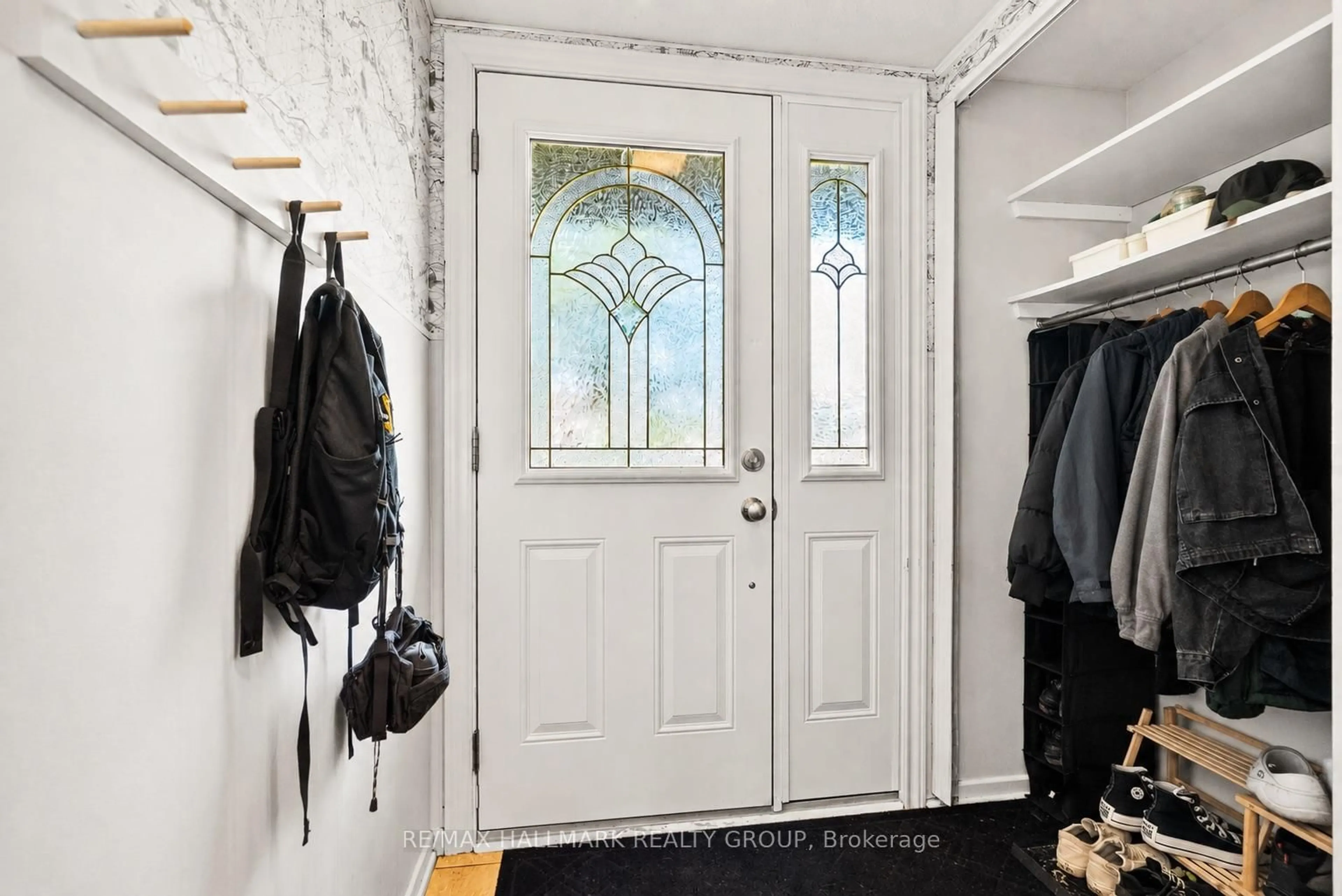 Indoor entryway for 932 Beauclaire Dr, Ottawa Ontario K1C 2J3