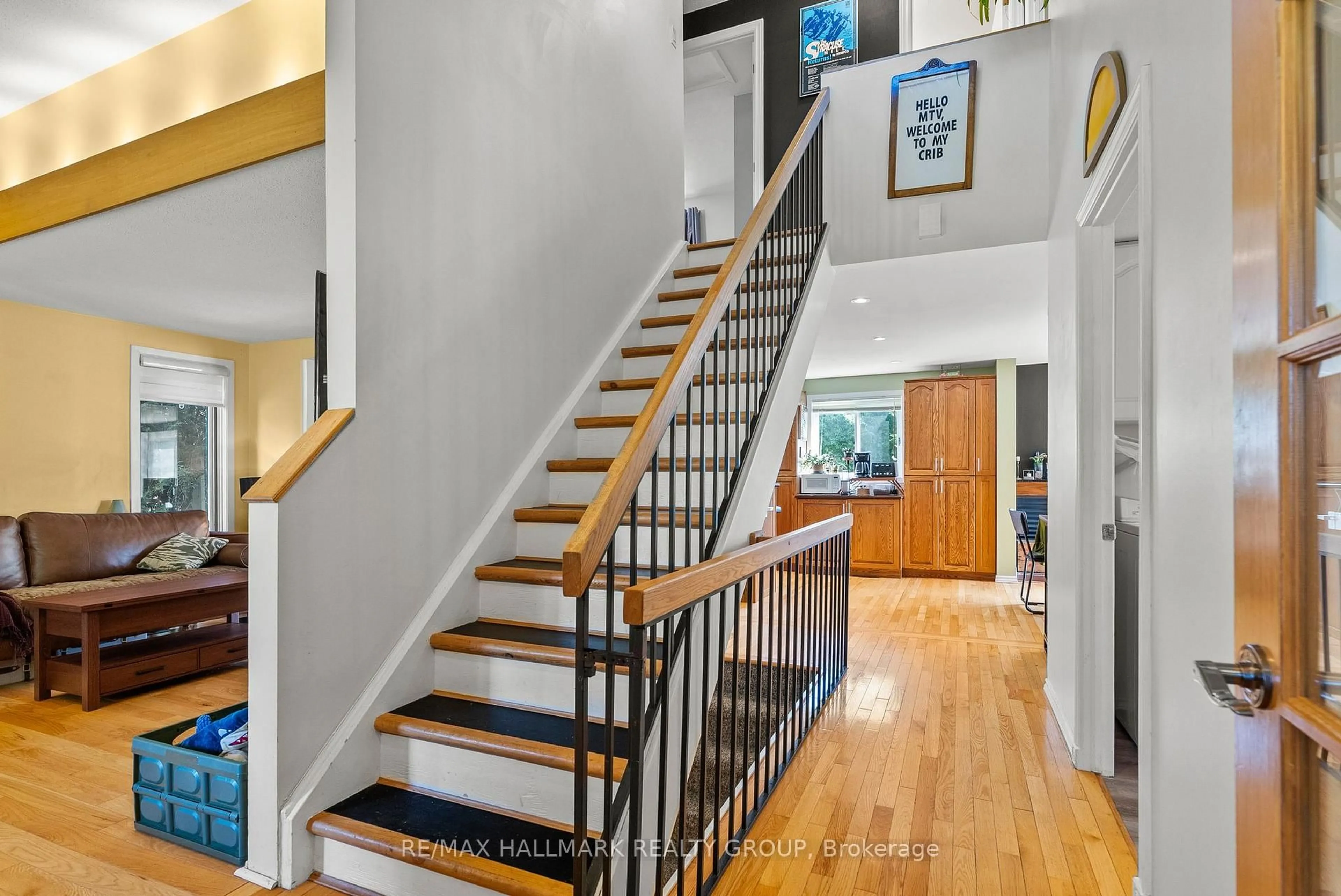 Indoor entryway for 932 Beauclaire Dr, Ottawa Ontario K1C 2J3