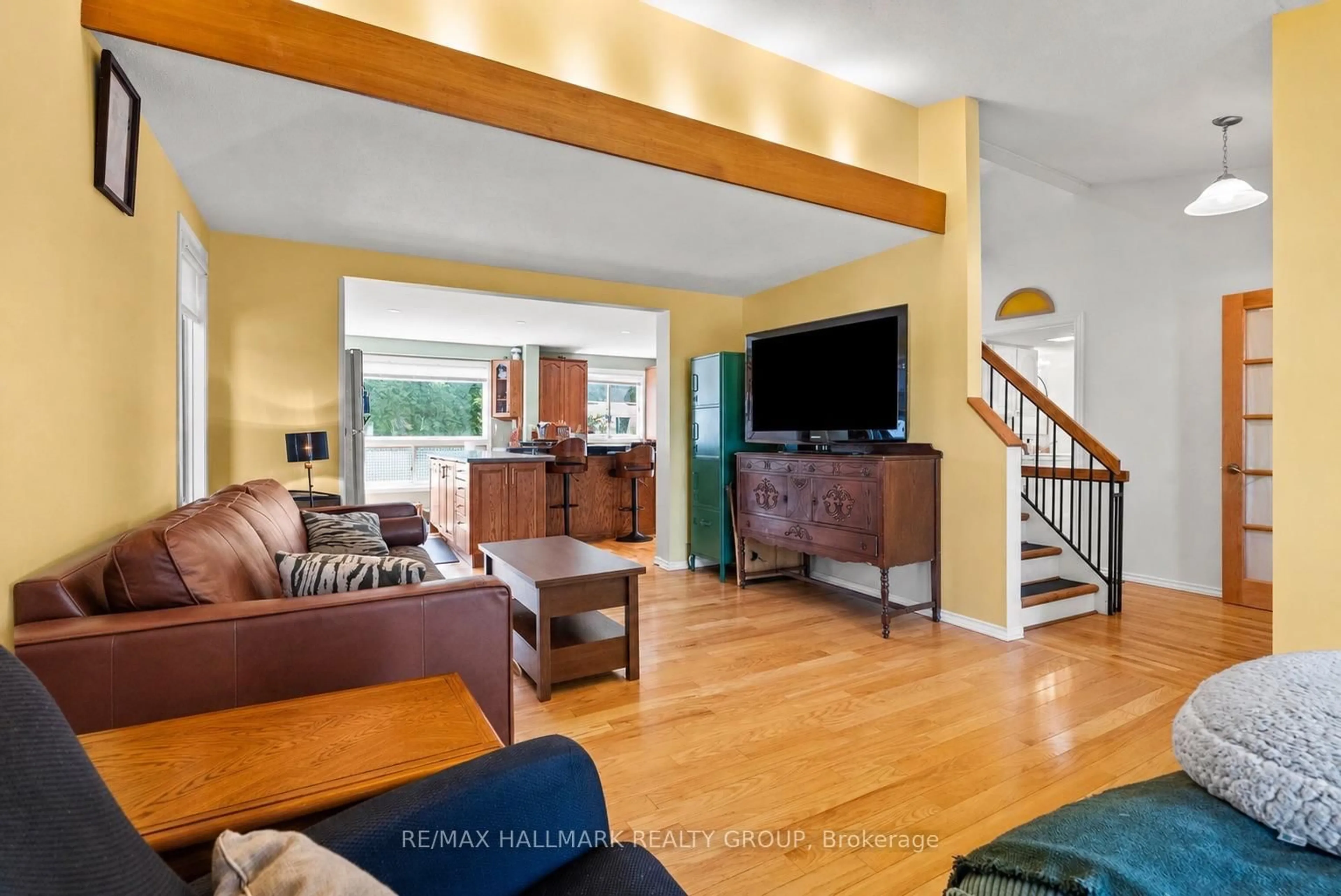 Living room with furniture, wood/laminate floor for 932 Beauclaire Dr, Ottawa Ontario K1C 2J3