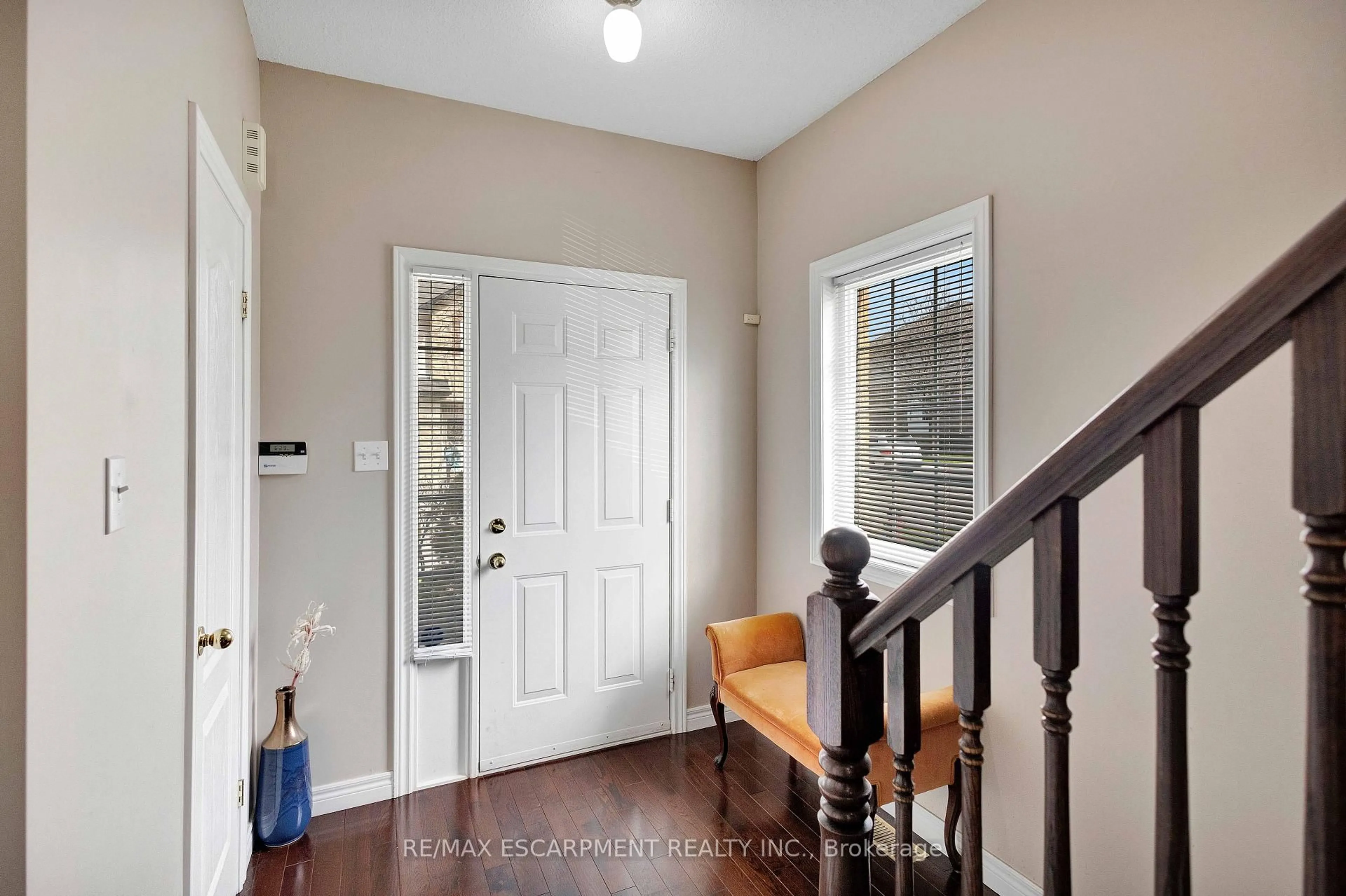 Indoor entryway for 232 Stonehenge Dr #8, Hamilton Ontario L9K 1R5