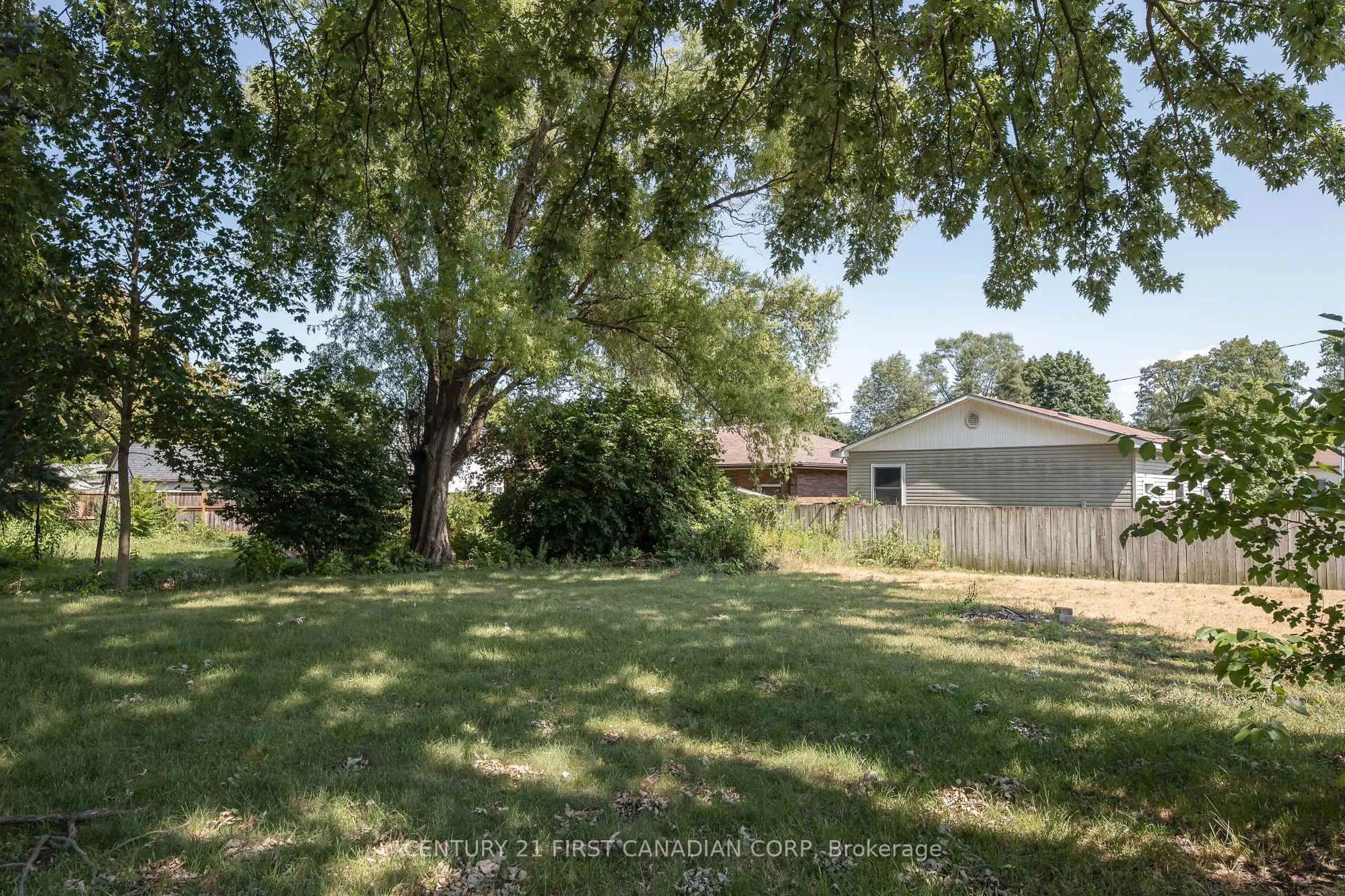 A pic from outside/outdoor area/front of a property/back of a property/a pic from drone, street for 157 ADELAIDE St, Strathroy-Caradoc Ontario N7G 2V4