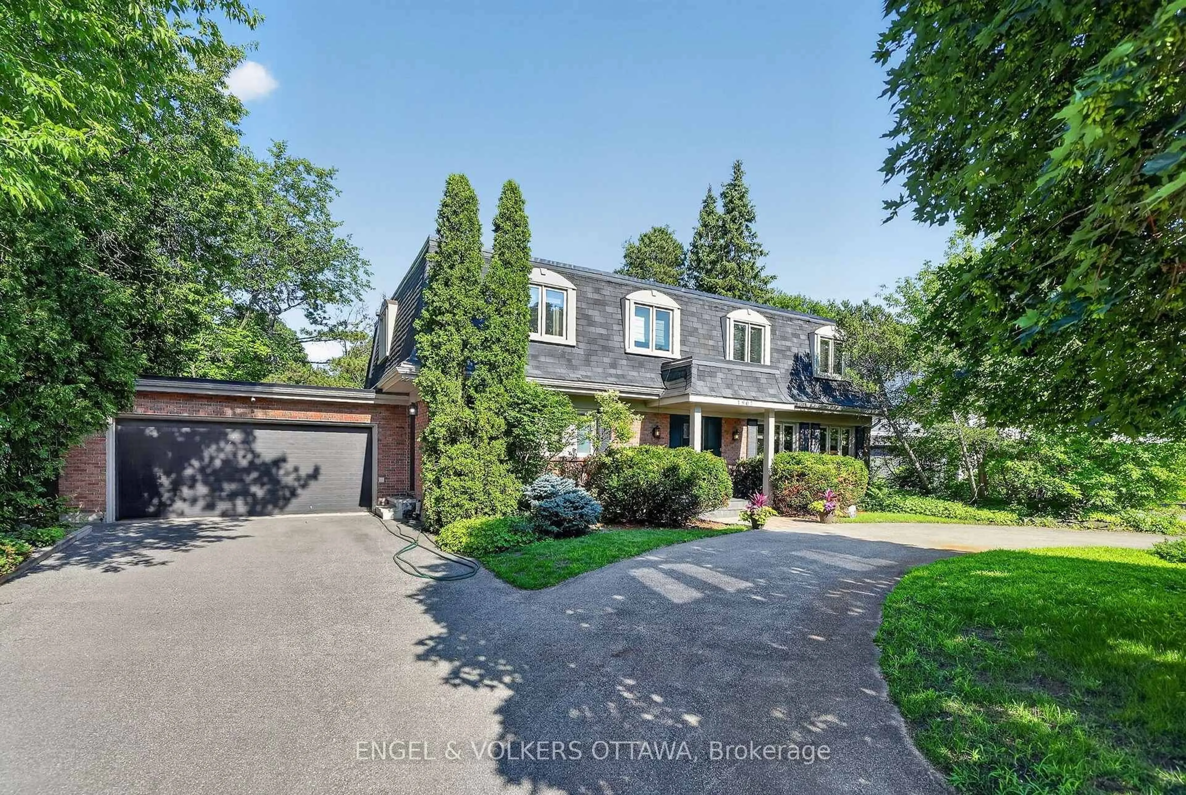 A pic from outside/outdoor area/front of a property/back of a property/a pic from drone, street for 1907 Fairmeadow Cres, Ottawa Ontario K1H 7B8
