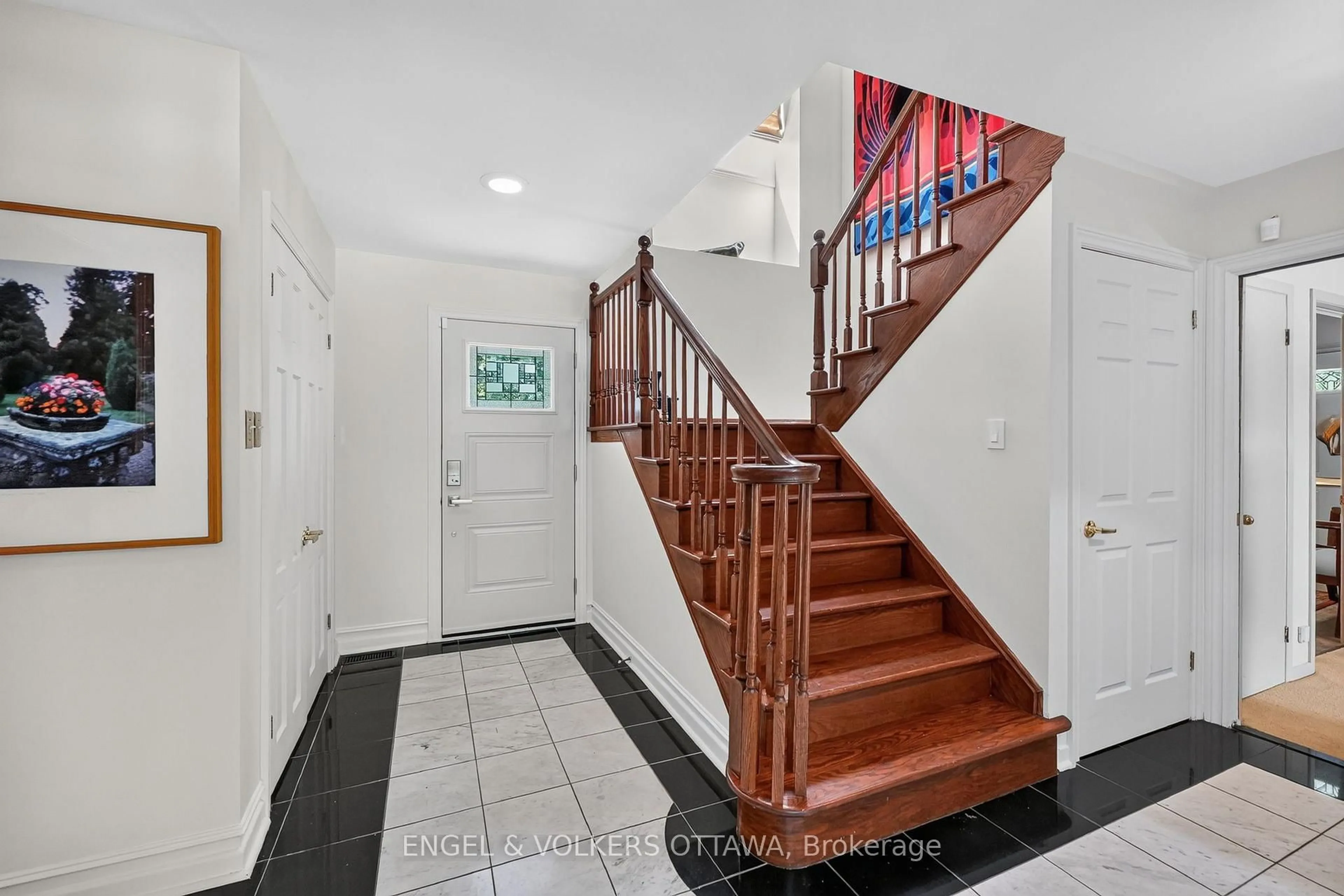 Indoor entryway for 1907 Fairmeadow Cres, Ottawa Ontario K1H 7B8