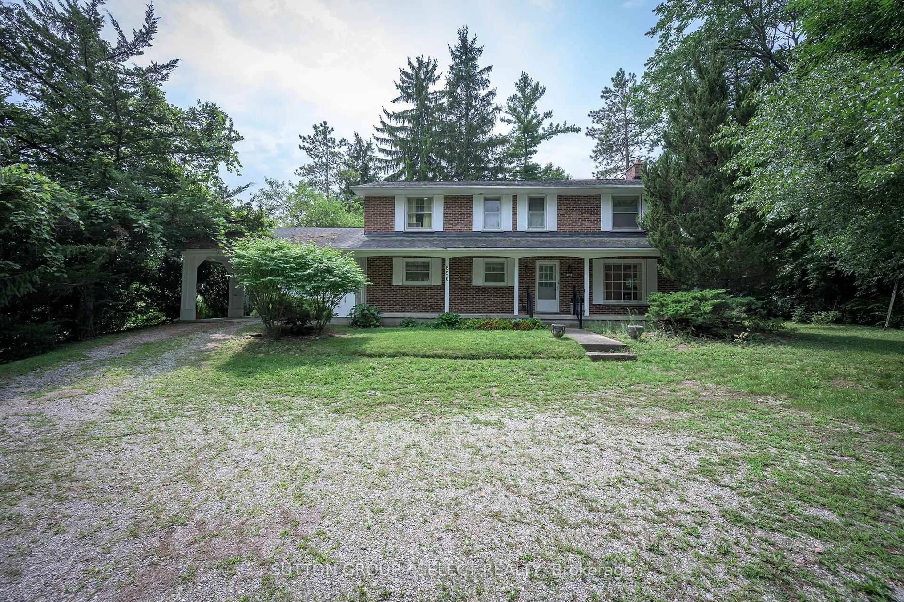 A pic from outside/outdoor area/front of a property/back of a property/a pic from drone, street for 850 Commissioners Rd, London South Ontario N6K 1C2