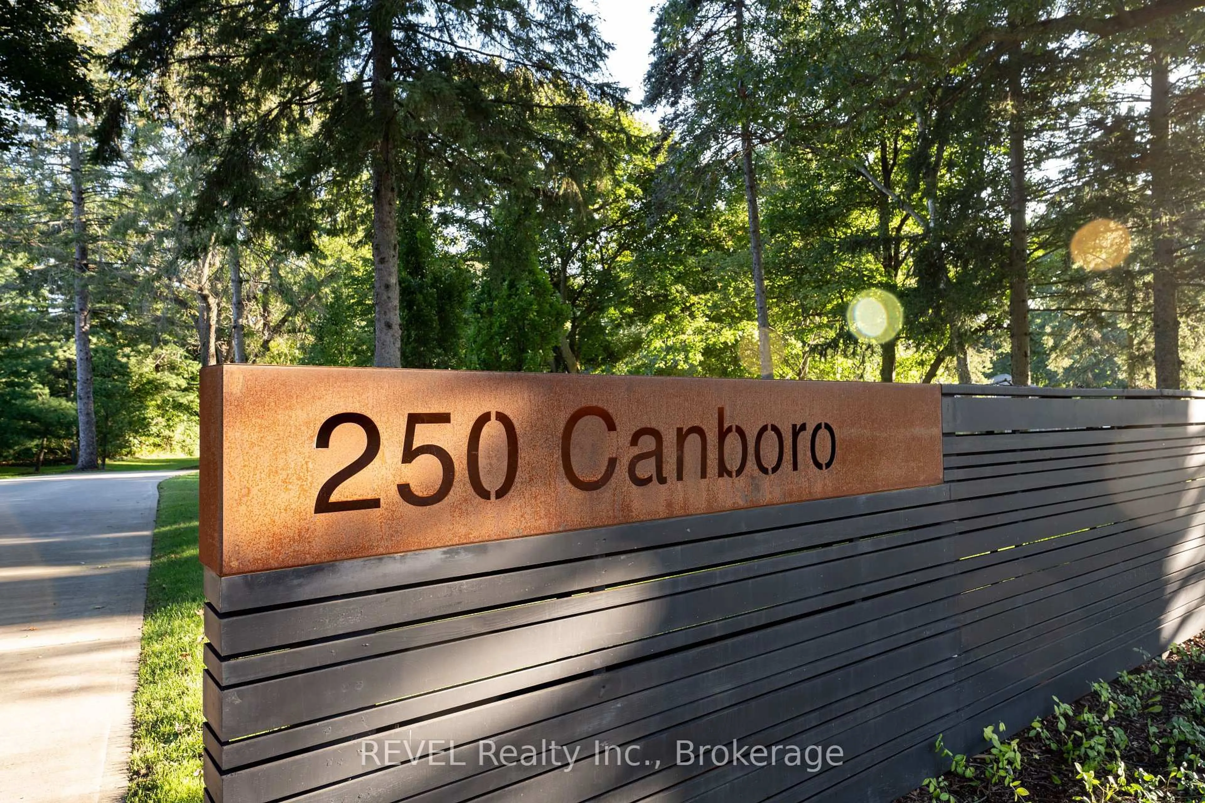 Indoor entryway for 250 Canboro Rd, Pelham Ontario L0S 1M0