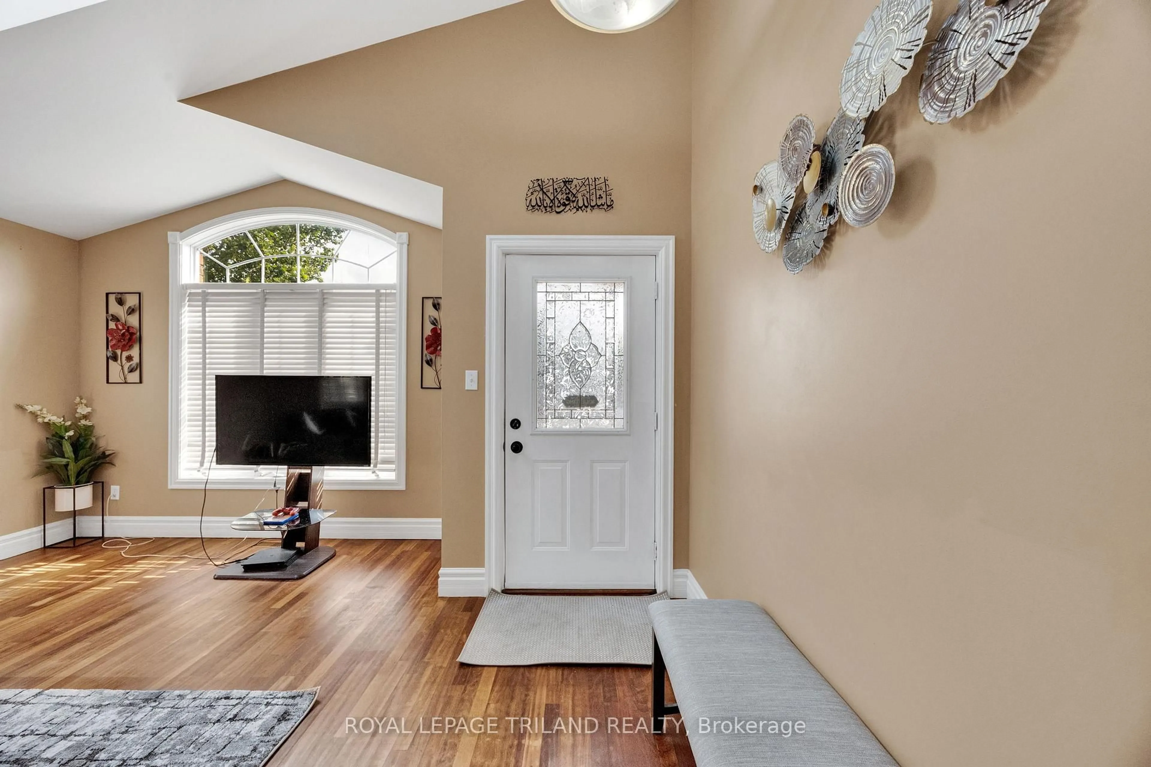 Indoor entryway for 78 Loggers Grve, London East Ontario N5W 6G5