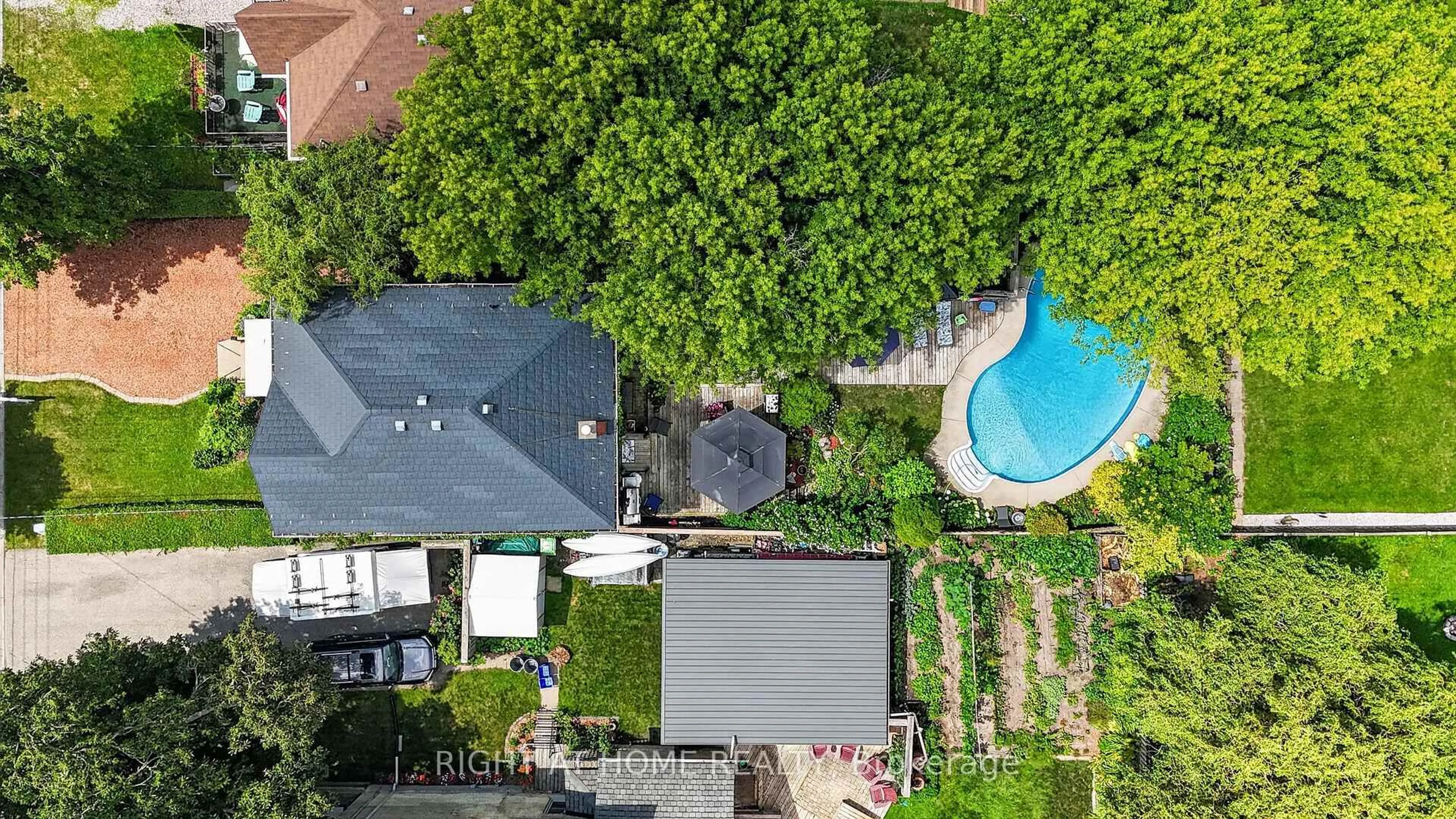 A pic from outside/outdoor area/front of a property/back of a property/a pic from drone, city buildings view from balcony for 327 Wellington St, St. Thomas Ontario N5R 2T2