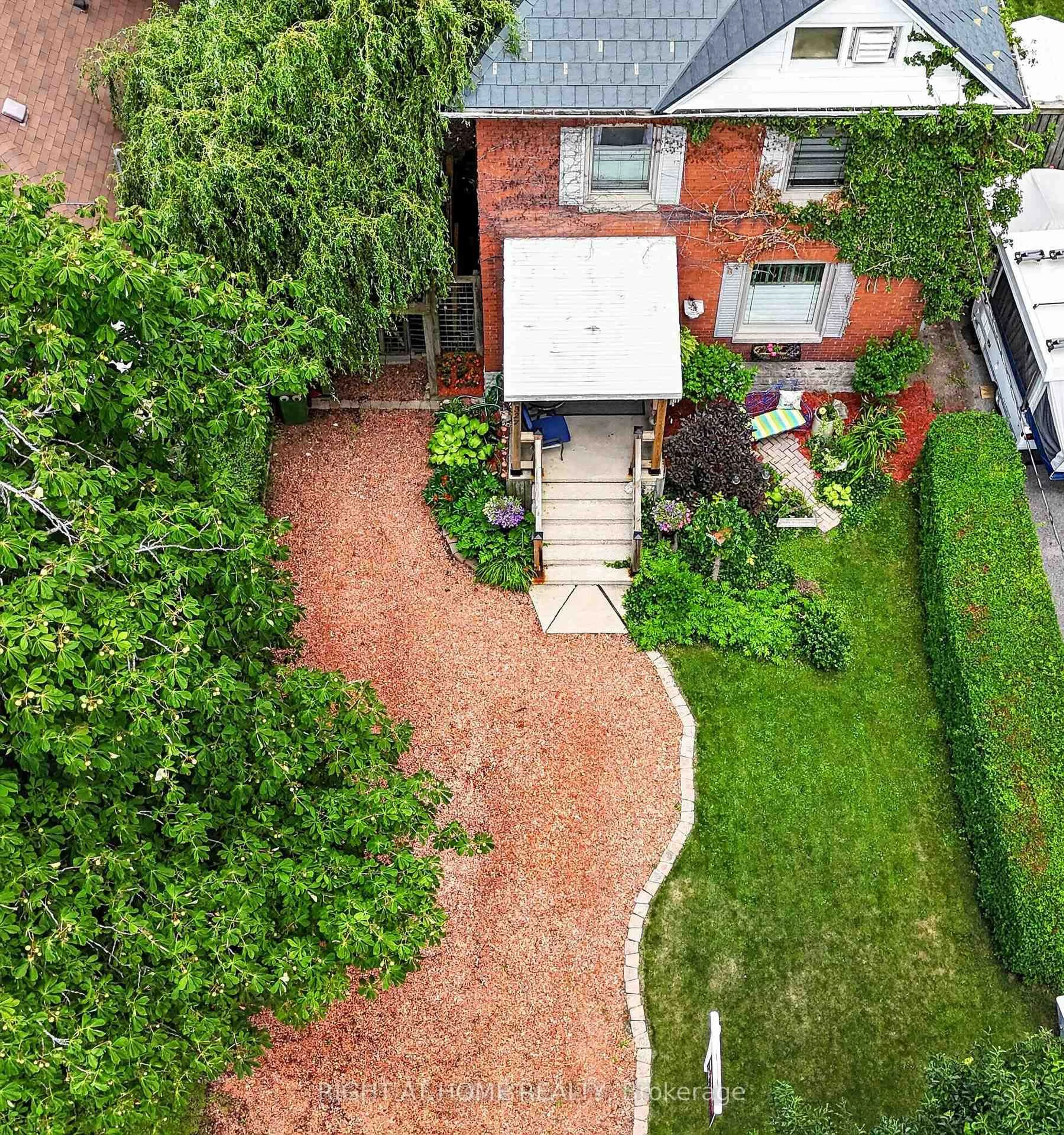 A pic from outside/outdoor area/front of a property/back of a property/a pic from drone, street for 327 Wellington St, St. Thomas Ontario N5R 2T2