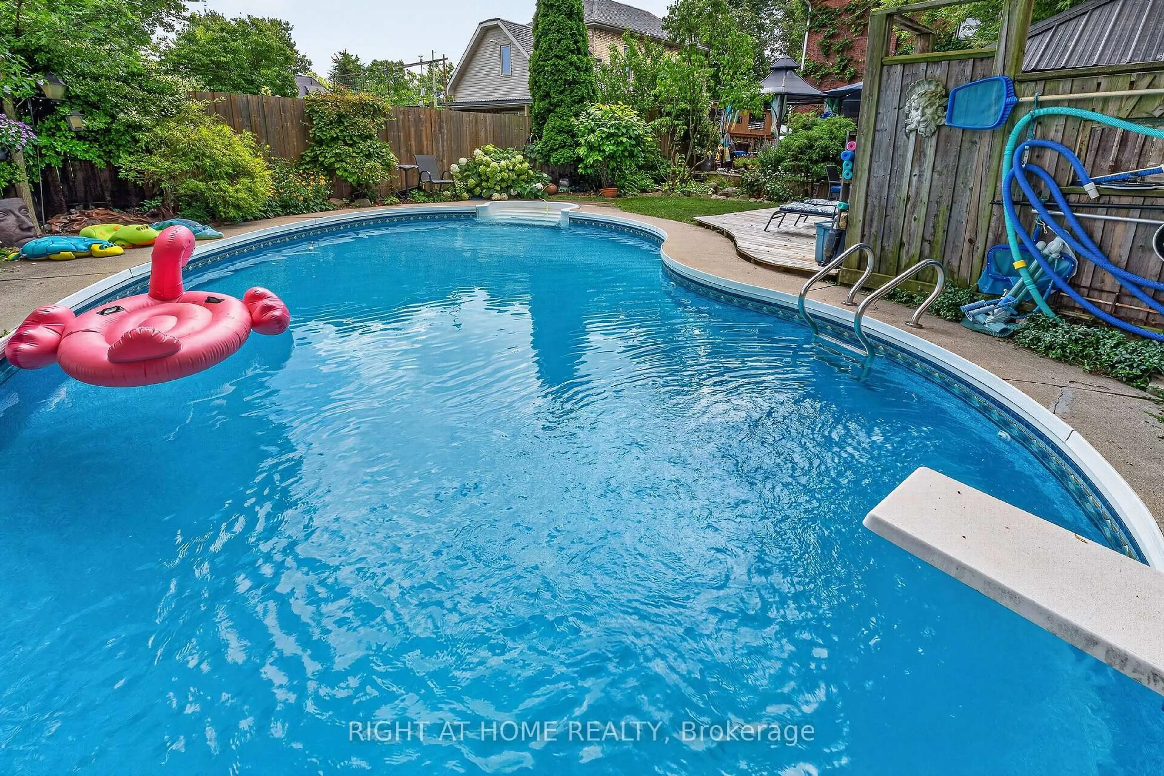 Pool for 327 Wellington St, St. Thomas Ontario N5R 2T2