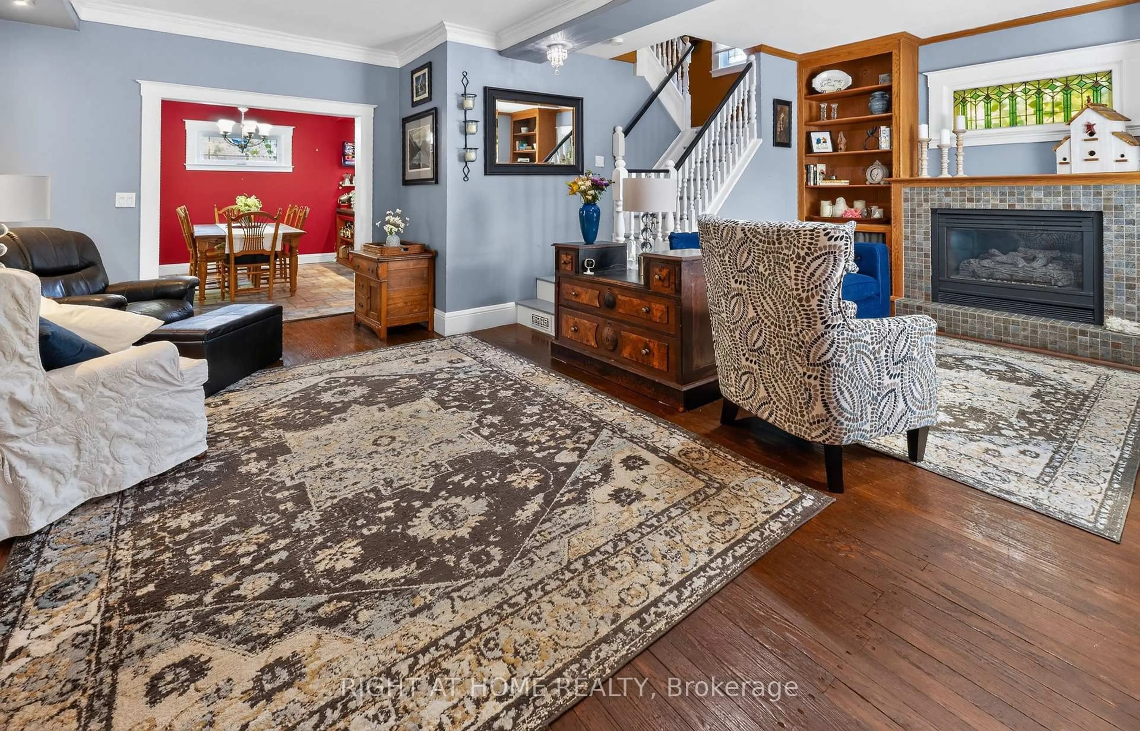Living room with furniture, carpet floor for 327 Wellington St, St. Thomas Ontario N5R 2T2