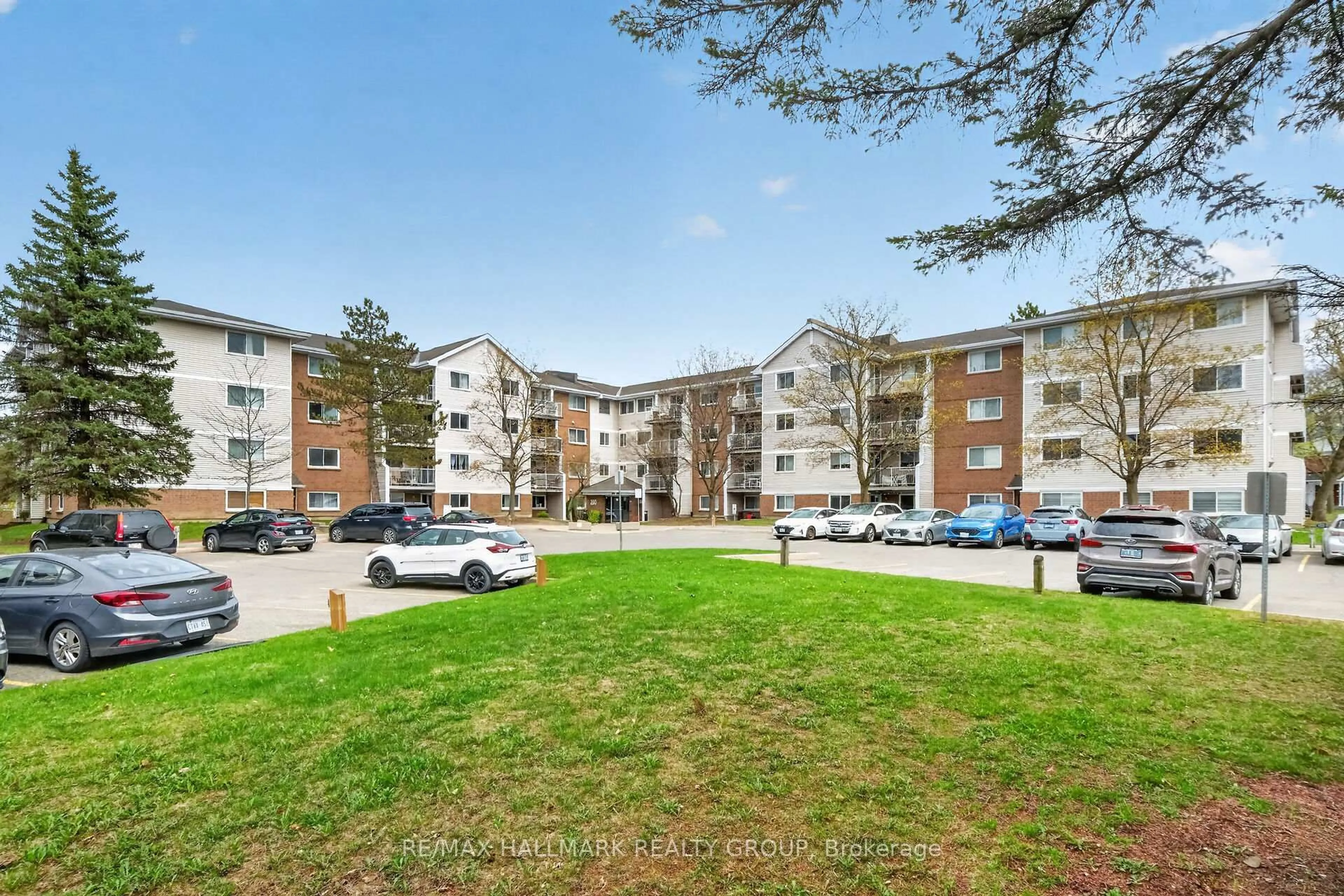 A pic from outside/outdoor area/front of a property/back of a property/a pic from drone, unknown for 280 Brittany Dr #102, Ottawa Ontario K1K 4M4